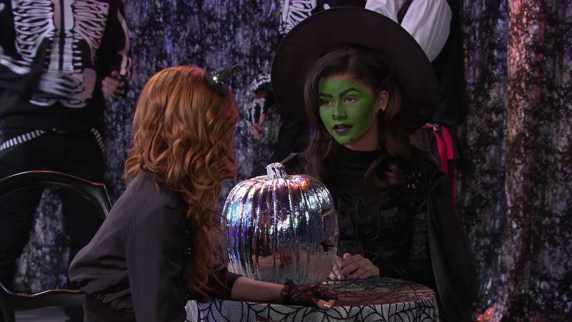 Shake_It_Up_S02E04_Beam_It_Up_1080p_BTD_000553.jpg