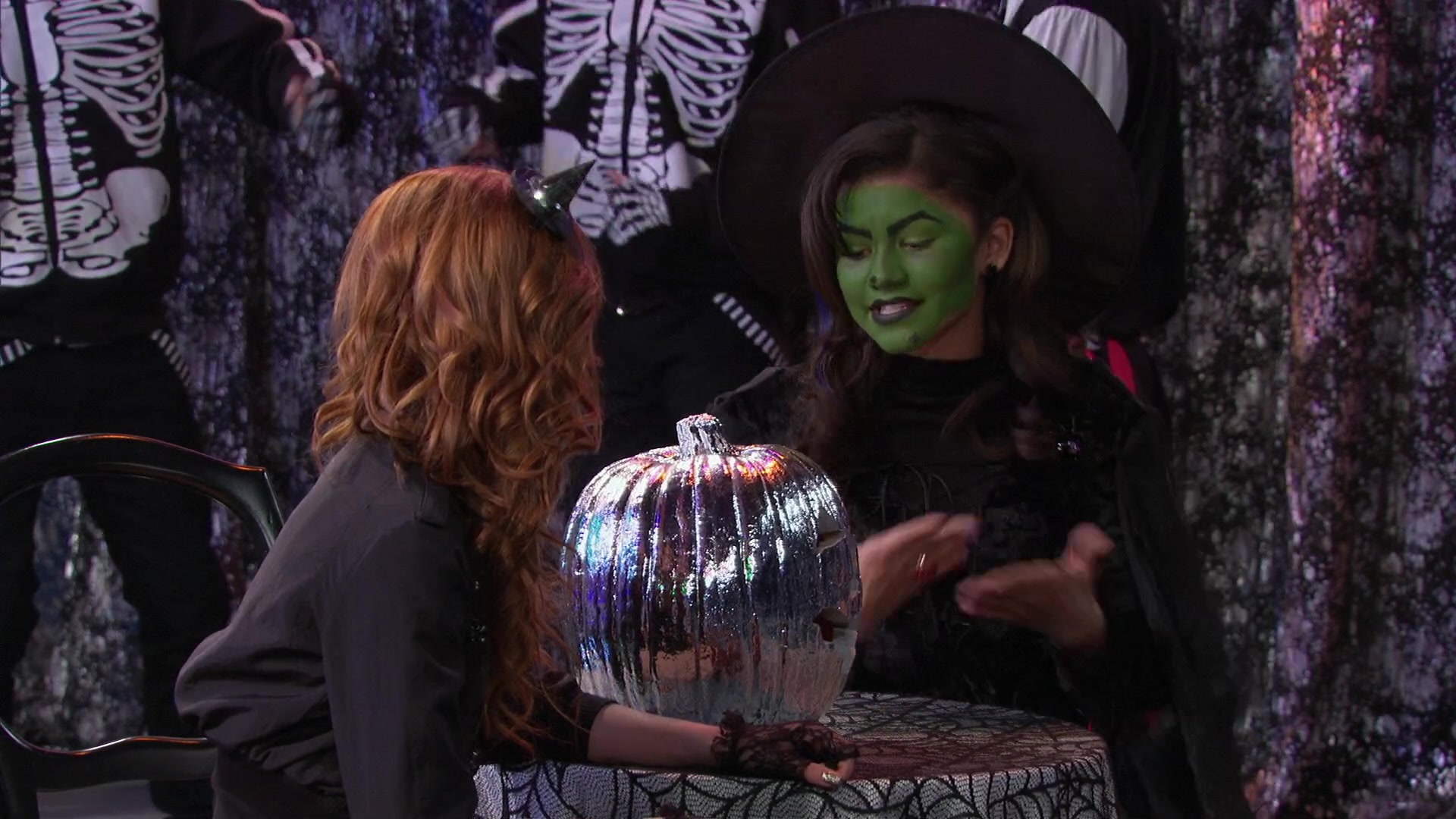 Shake_It_Up_S02E04_Beam_It_Up_1080p_BTD_000555.jpg