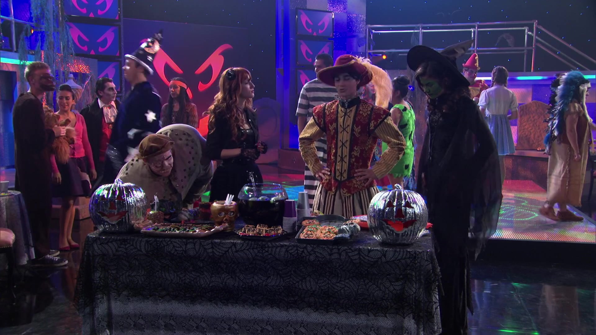 Shake_It_Up_S02E04_Beam_It_Up_1080p_BTD_000968.jpg
