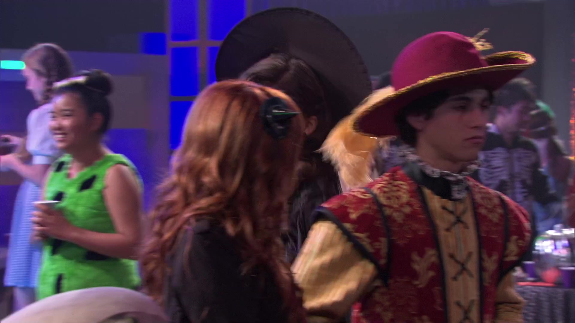 Shake_It_Up_S02E04_Beam_It_Up_1080p_BTD_000990.jpg