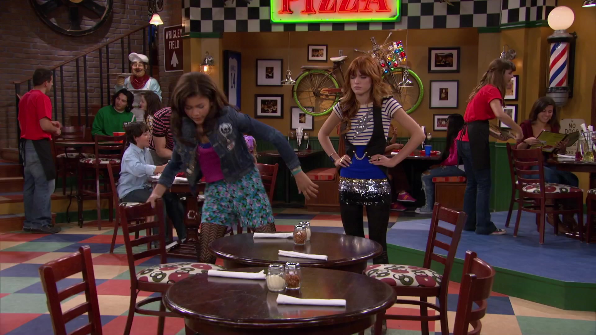 Shake_It_Up_S02E04_Beam_It_Up_1080p_BTD_001352.jpg