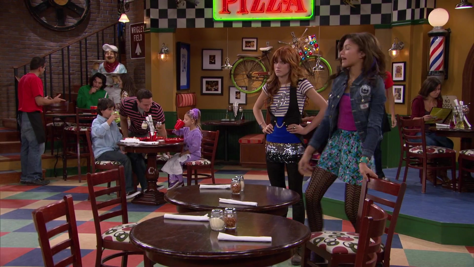 Shake_It_Up_S02E04_Beam_It_Up_1080p_BTD_001357.jpg
