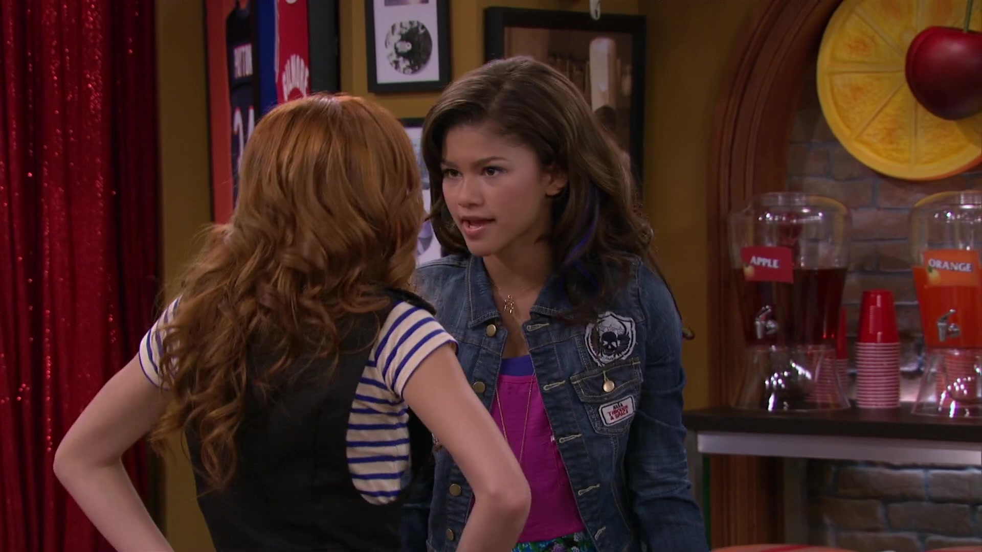 Shake_It_Up_S02E04_Beam_It_Up_1080p_BTD_001362.jpg