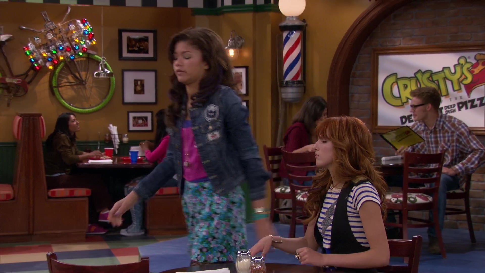 Shake_It_Up_S02E04_Beam_It_Up_1080p_BTD_001384.jpg