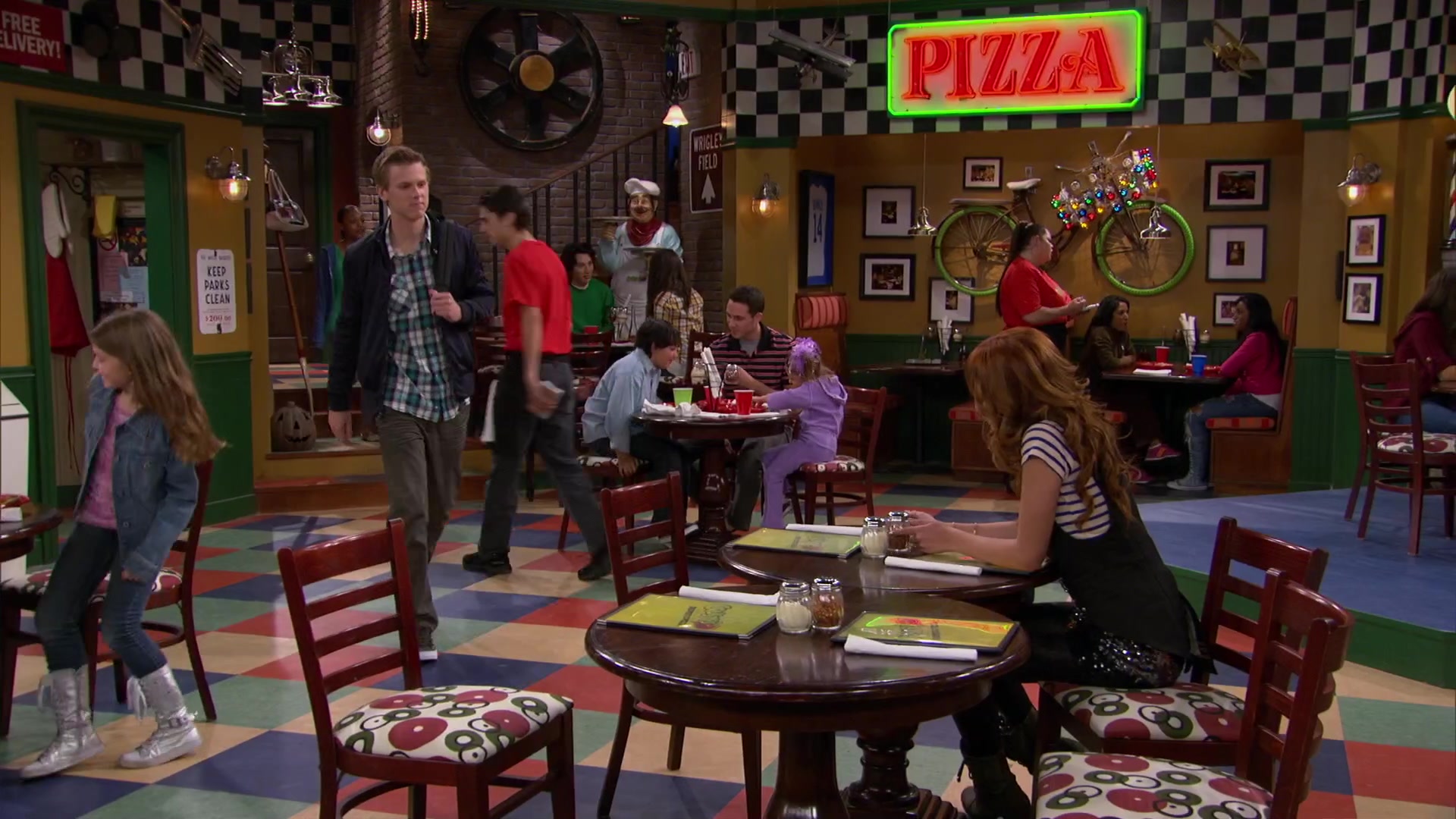Shake_It_Up_S02E04_Beam_It_Up_1080p_BTD_001578.jpg