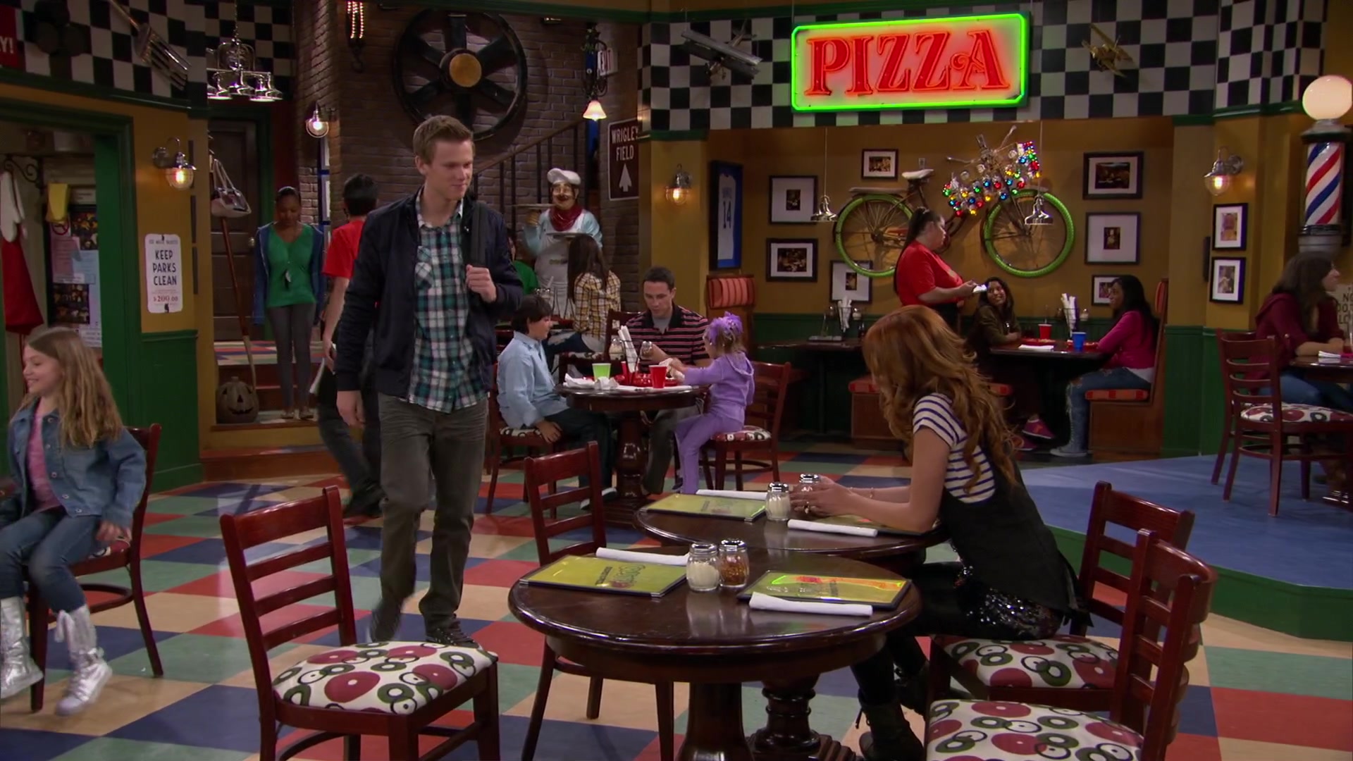 Shake_It_Up_S02E04_Beam_It_Up_1080p_BTD_001580.jpg