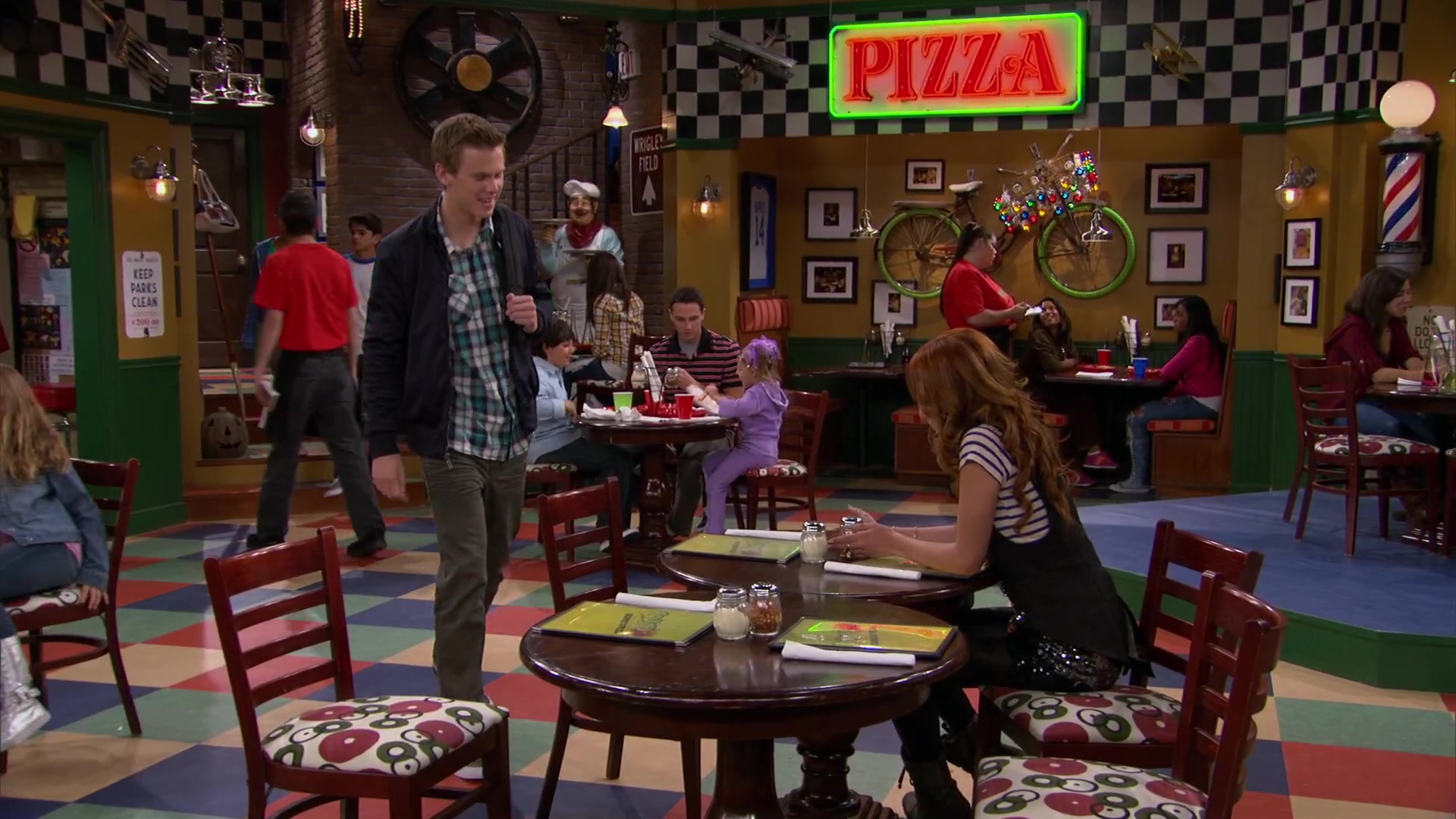 Shake_It_Up_S02E04_Beam_It_Up_1080p_BTD_001581.jpg