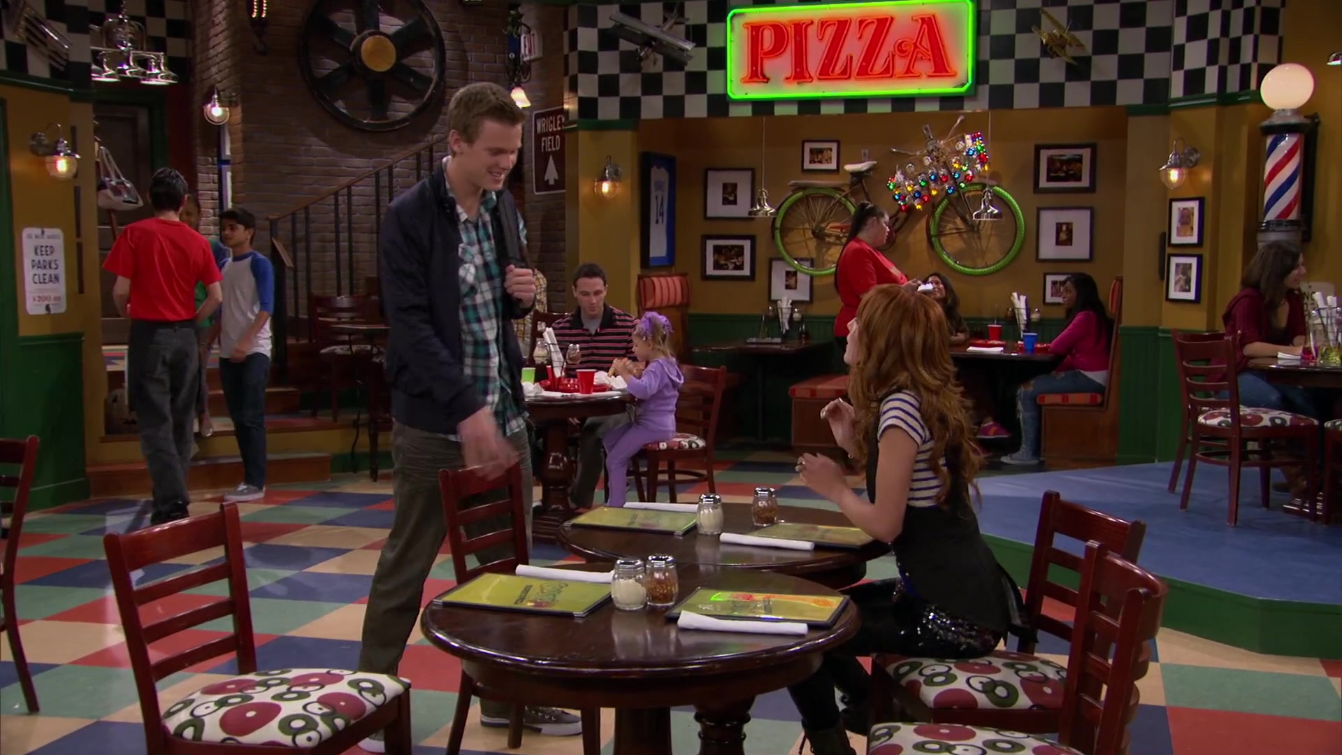 Shake_It_Up_S02E04_Beam_It_Up_1080p_BTD_001583.jpg