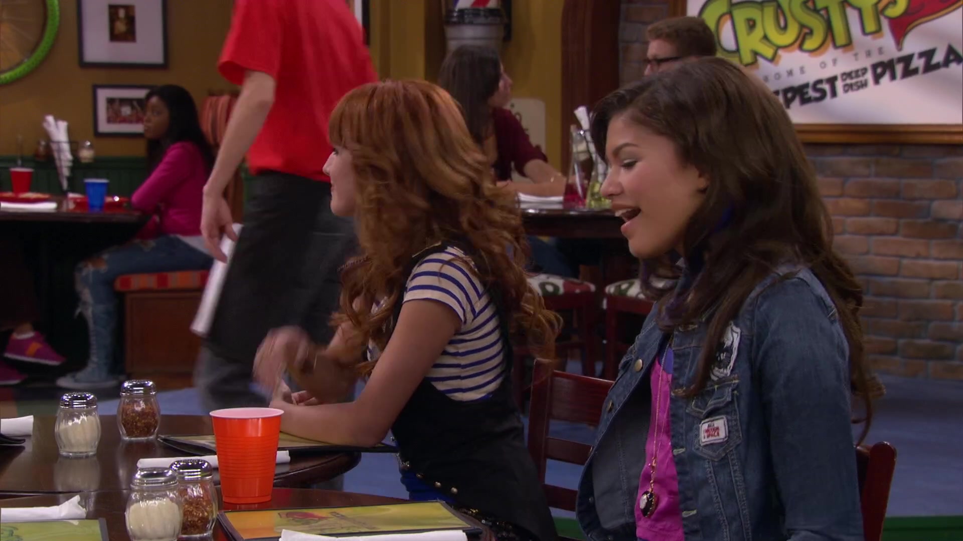 Shake_It_Up_S02E04_Beam_It_Up_1080p_BTD_001691.jpg