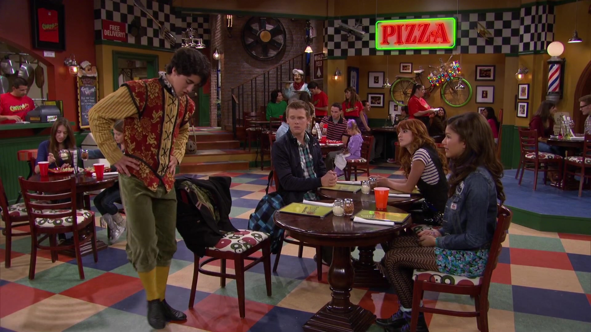 Shake_It_Up_S02E04_Beam_It_Up_1080p_BTD_001718.jpg