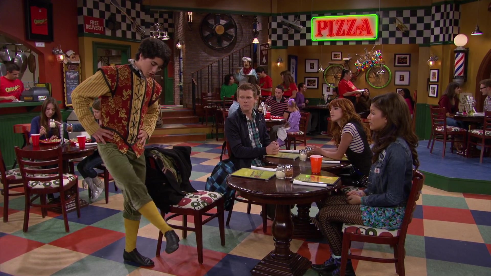 Shake_It_Up_S02E04_Beam_It_Up_1080p_BTD_001719.jpg