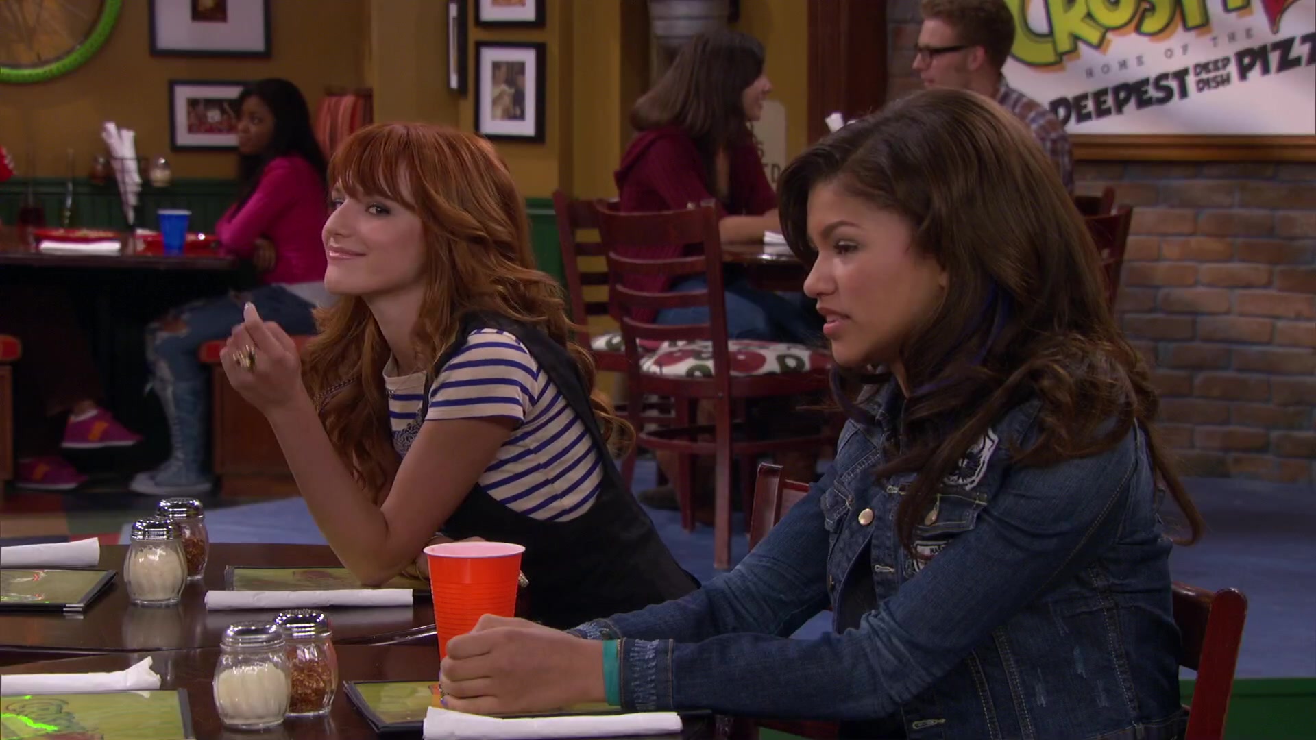 Shake_It_Up_S02E04_Beam_It_Up_1080p_BTD_001732.jpg