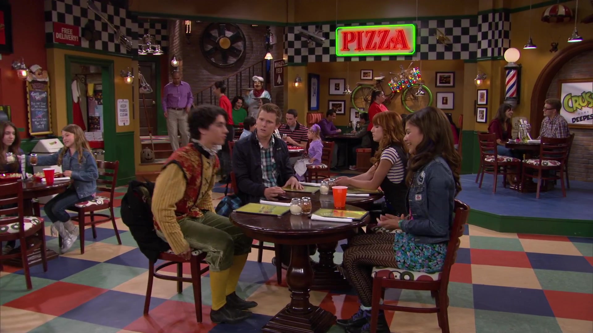 Shake_It_Up_S02E04_Beam_It_Up_1080p_BTD_001738.jpg