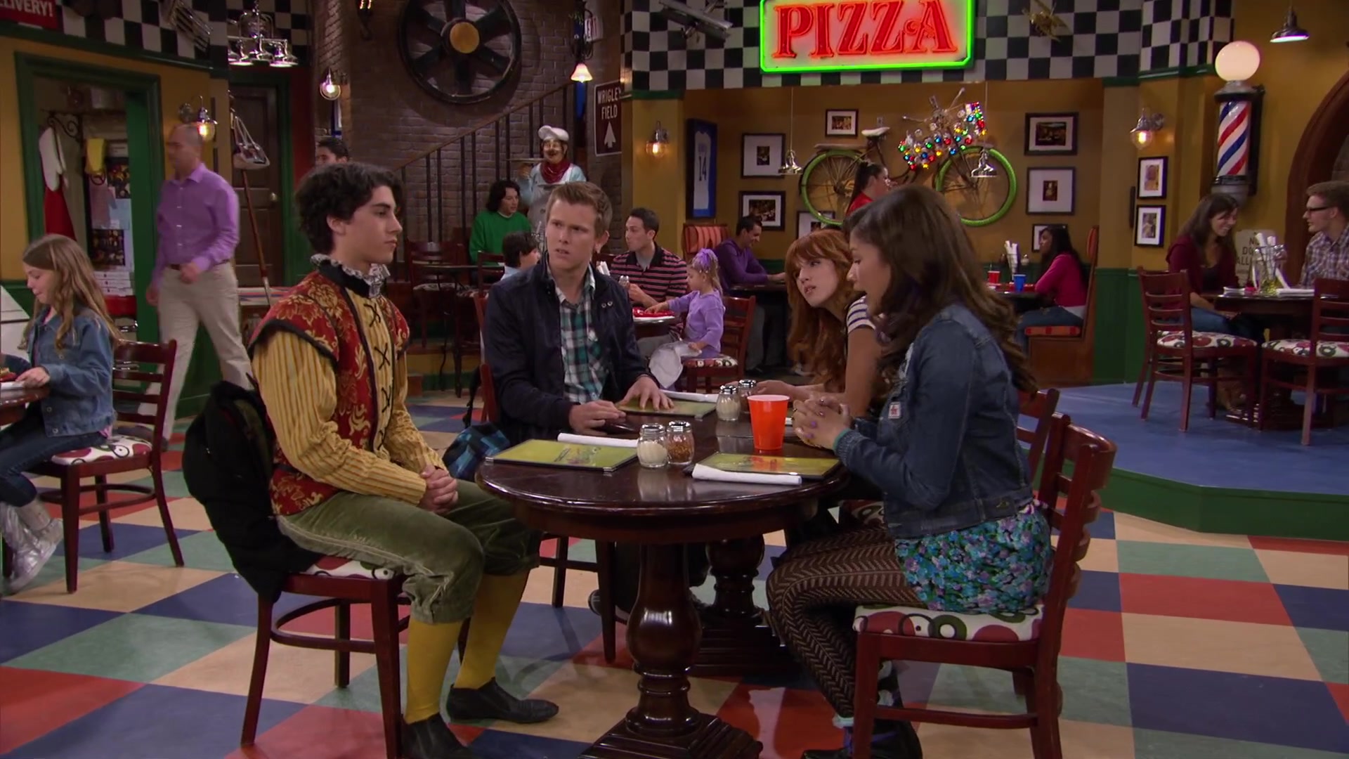 Shake_It_Up_S02E04_Beam_It_Up_1080p_BTD_001742.jpg
