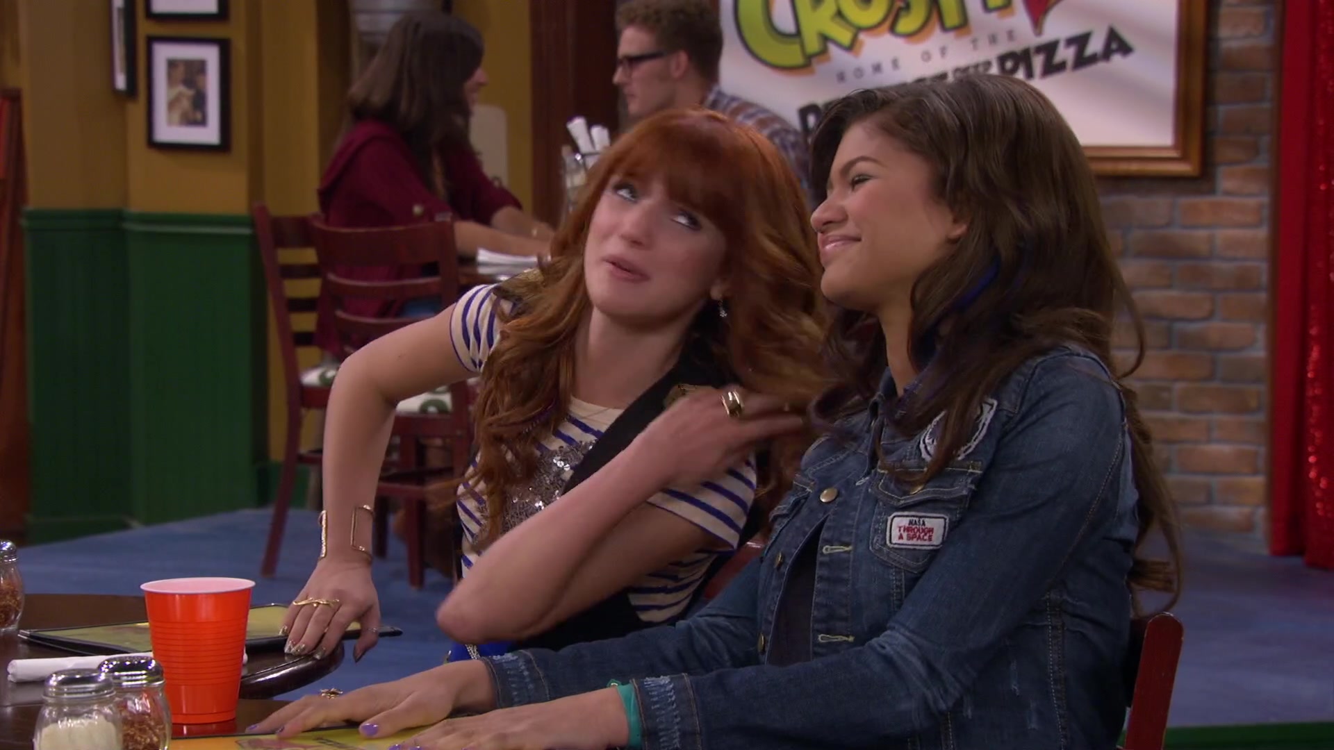 Shake_It_Up_S02E04_Beam_It_Up_1080p_BTD_001776.jpg