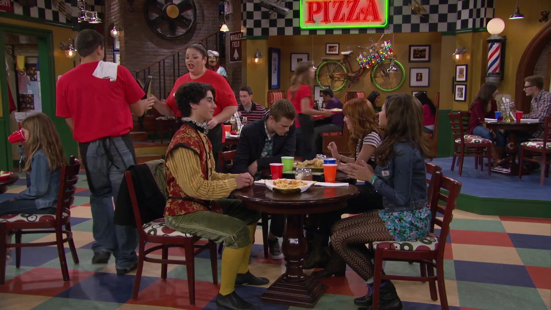 Shake_It_Up_S02E04_Beam_It_Up_1080p_BTD_001794.jpg