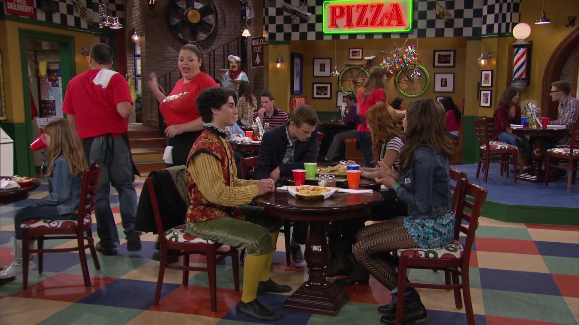 Shake_It_Up_S02E04_Beam_It_Up_1080p_BTD_001795.jpg Shake_It_Up_S02E04_Beam_It_Up_1080p_BTD_001795.jpg