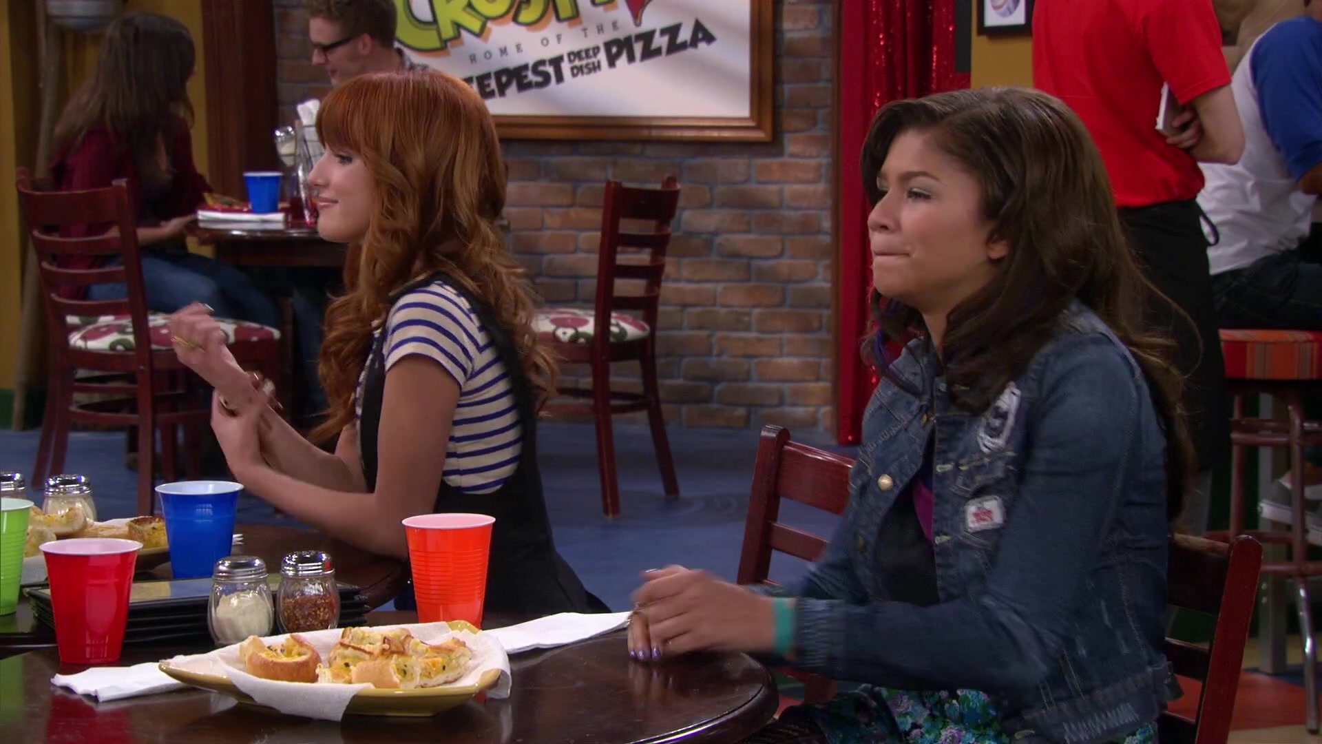 Shake_It_Up_S02E04_Beam_It_Up_1080p_BTD_001820.jpg