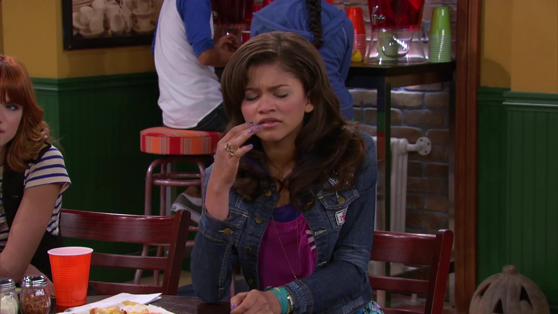 Shake_It_Up_S02E04_Beam_It_Up_1080p_BTD_001845.jpg