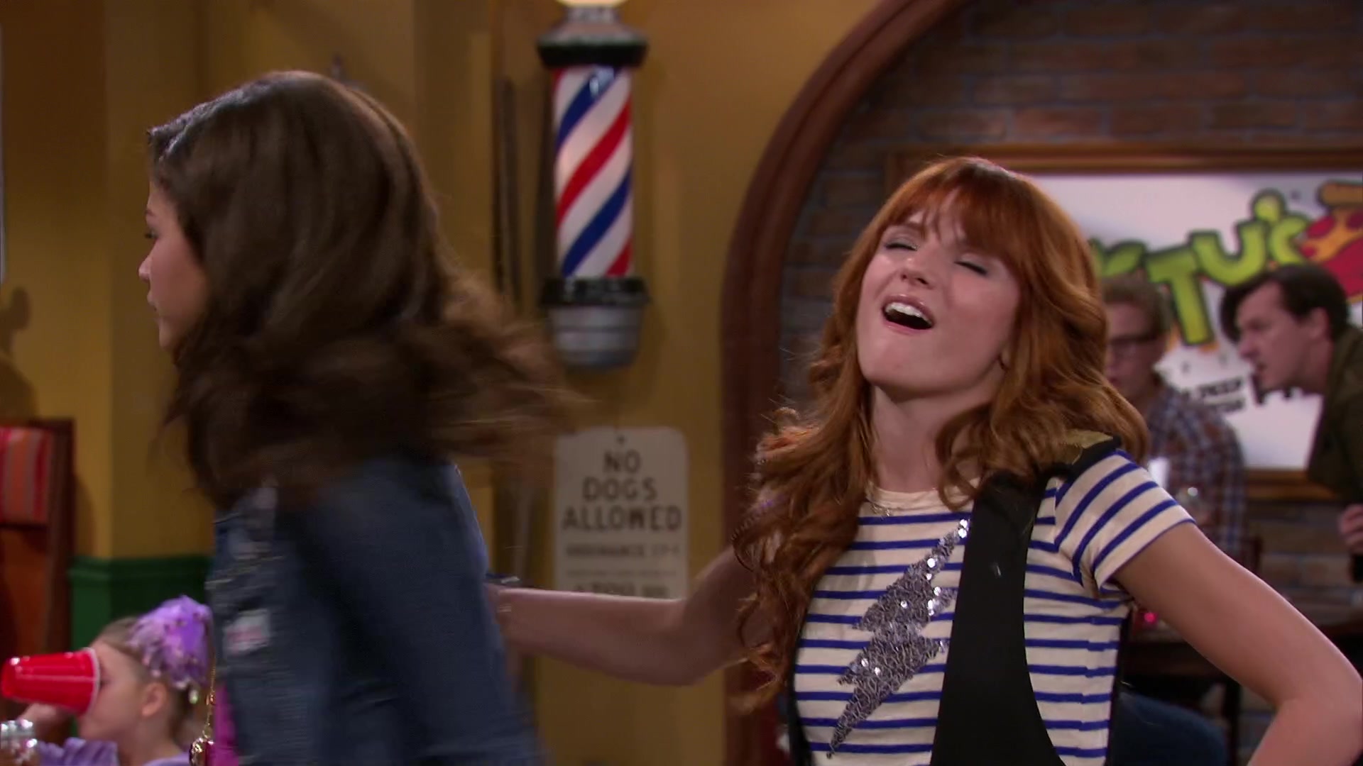 Shake_It_Up_S02E04_Beam_It_Up_1080p_BTD_001999.jpg Shake_It_Up_S02E04_Beam_It_Up_1080p_BTD_001999.jpg