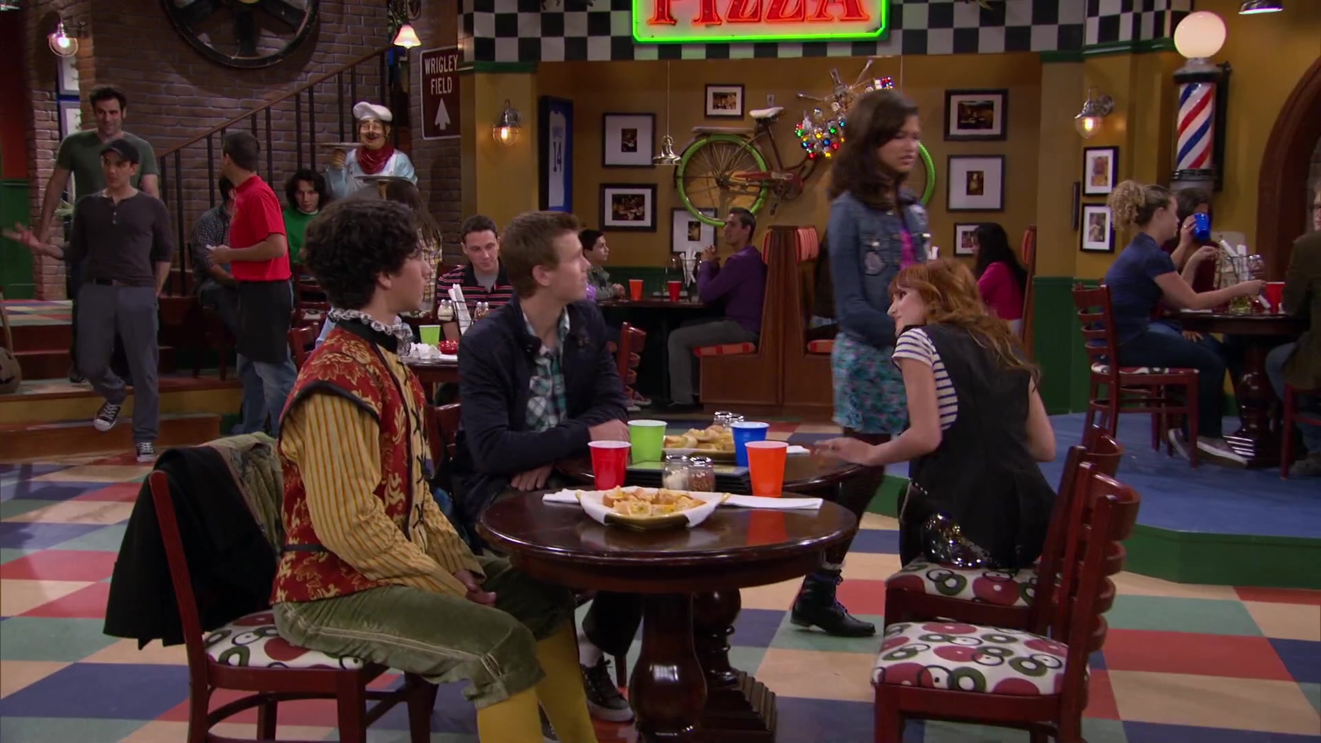 Shake_It_Up_S02E04_Beam_It_Up_1080p_BTD_002051.jpg