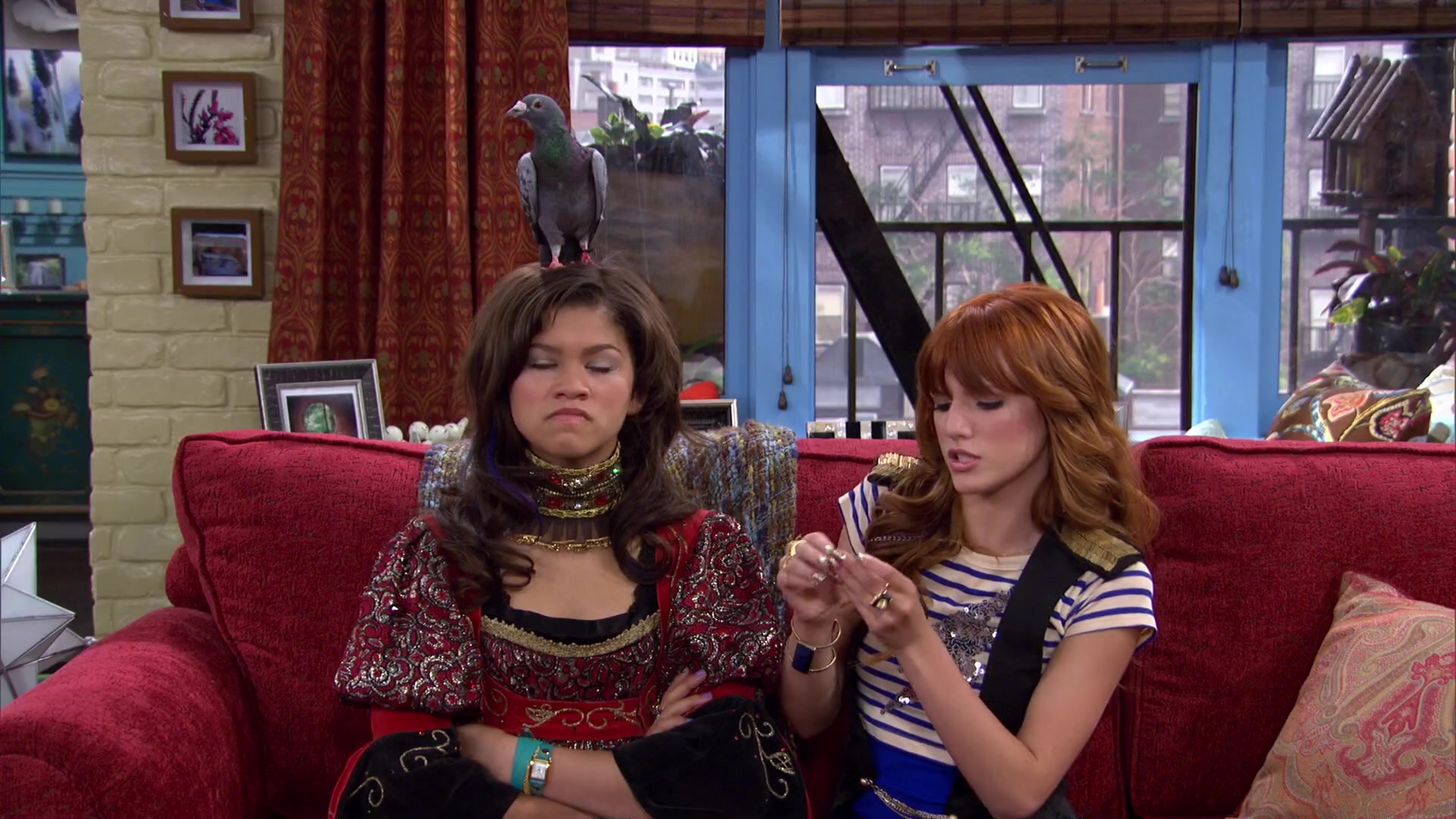 Shake_It_Up_S02E04_Beam_It_Up_1080p_BTD_002989.jpg