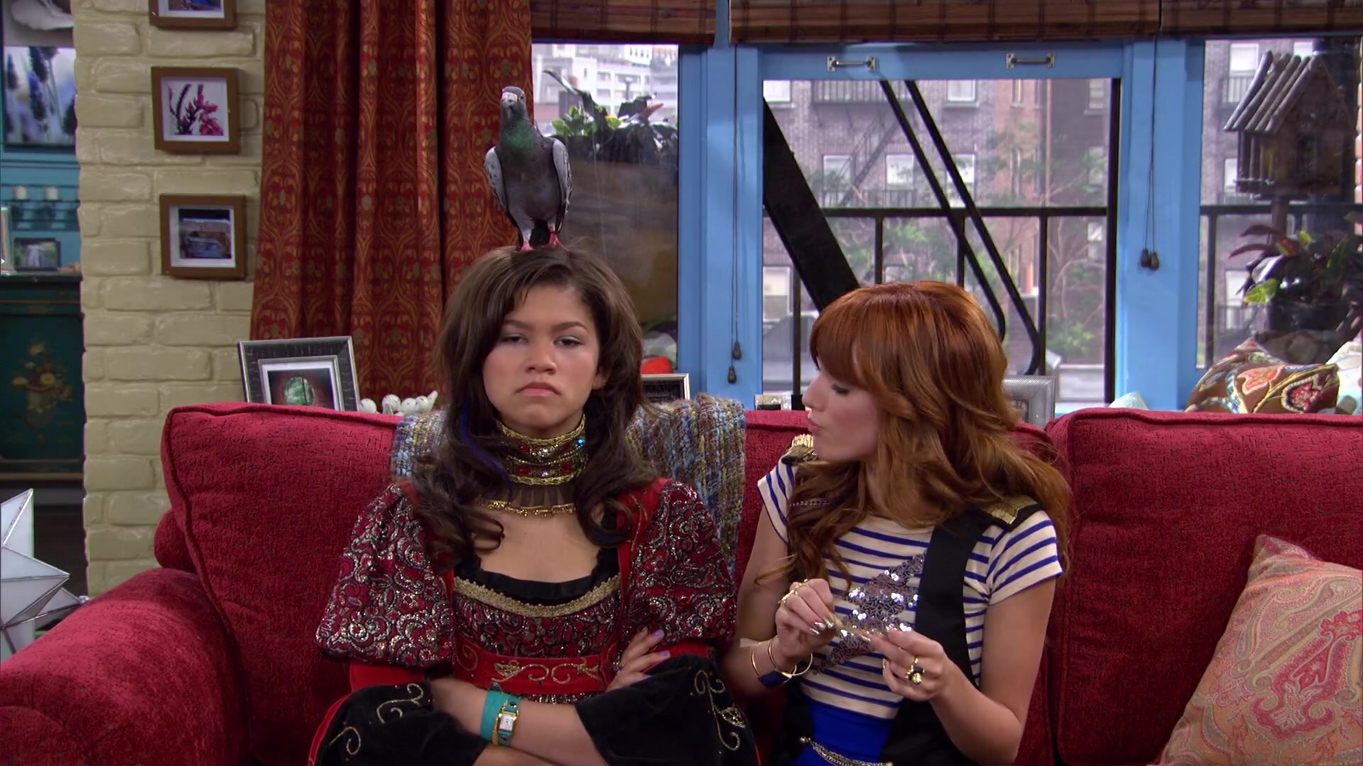 Shake_It_Up_S02E04_Beam_It_Up_1080p_BTD_003003.jpg