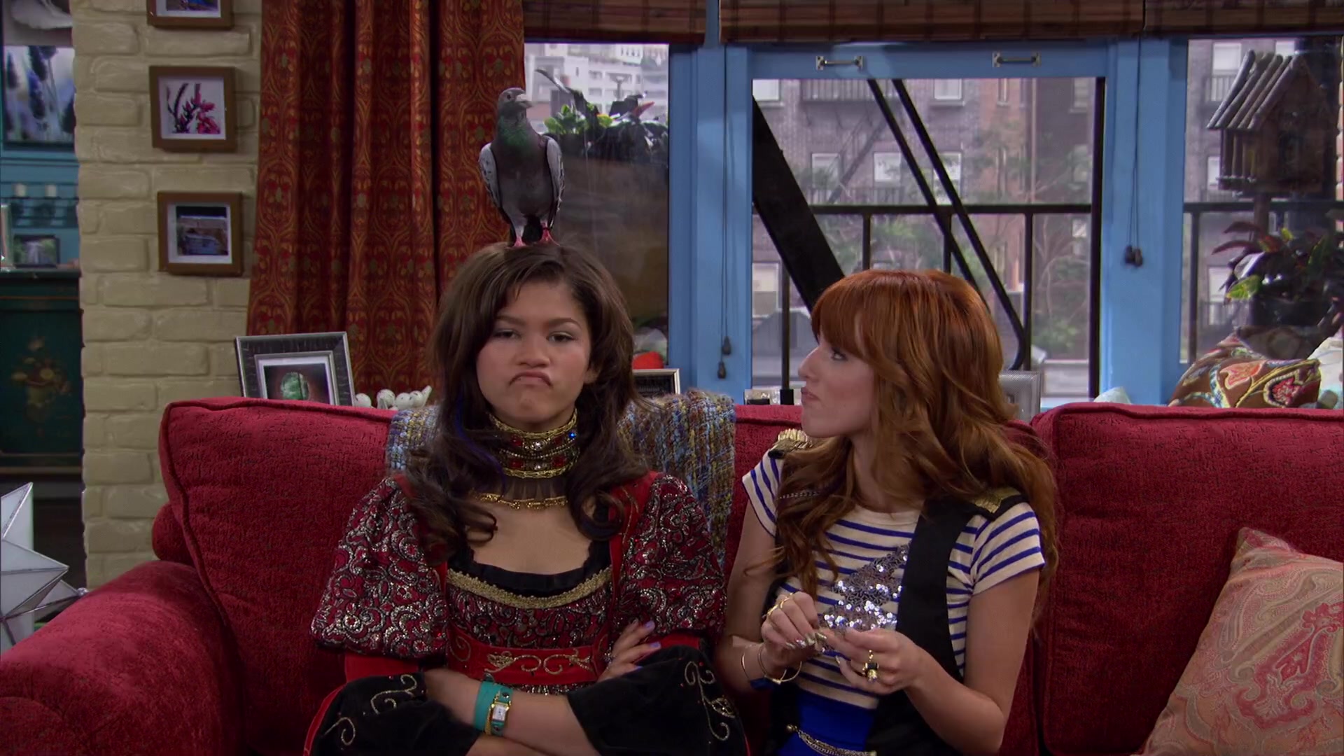 Shake_It_Up_S02E04_Beam_It_Up_1080p_BTD_003006.jpg