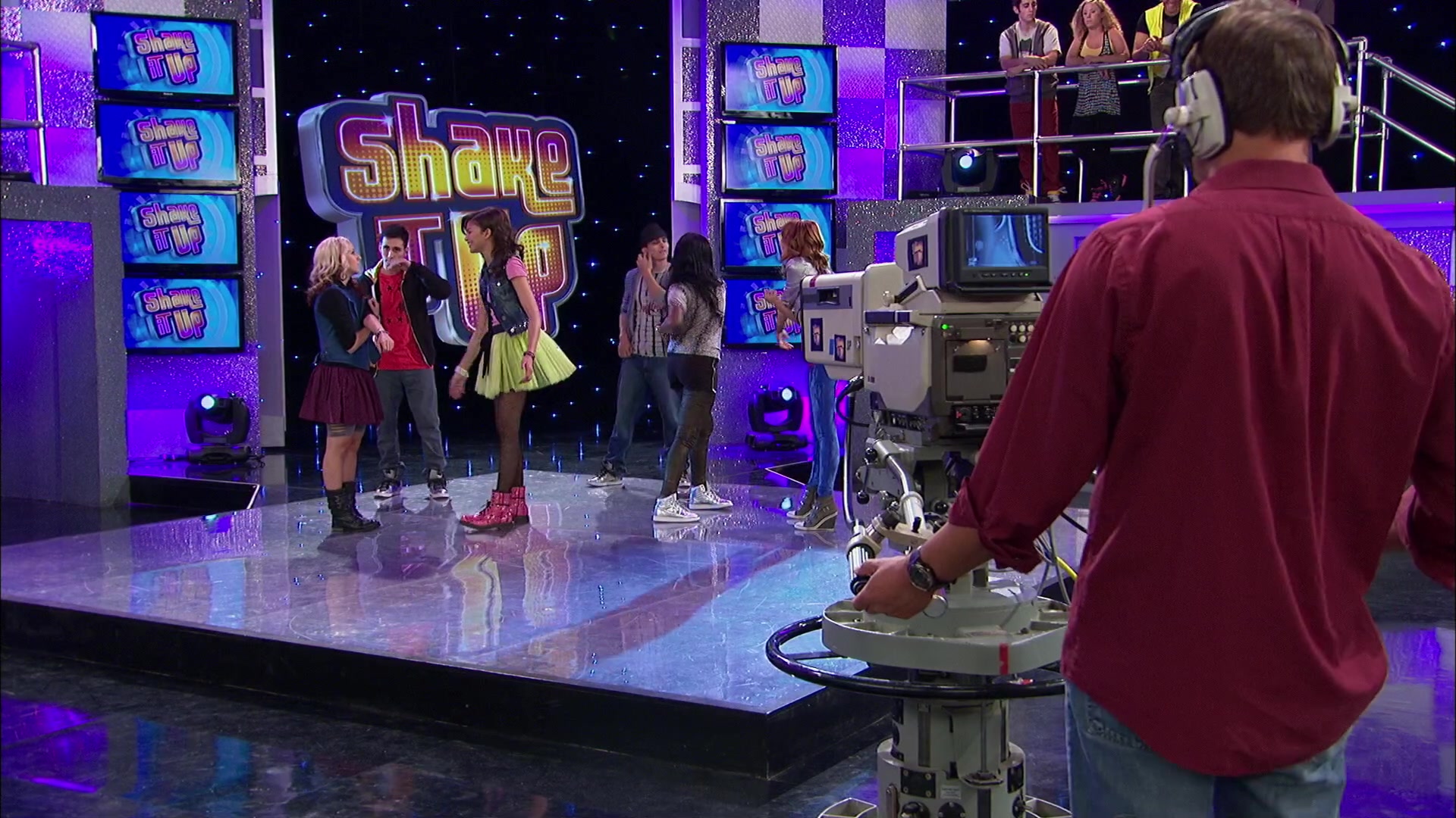 Shake_It_Up_S02E05_Doctor_It_Up_1080p_BTD_001477.jpg Shake_It_Up_S02E05_Doctor_It_Up_1080p_BTD_001477.jpg