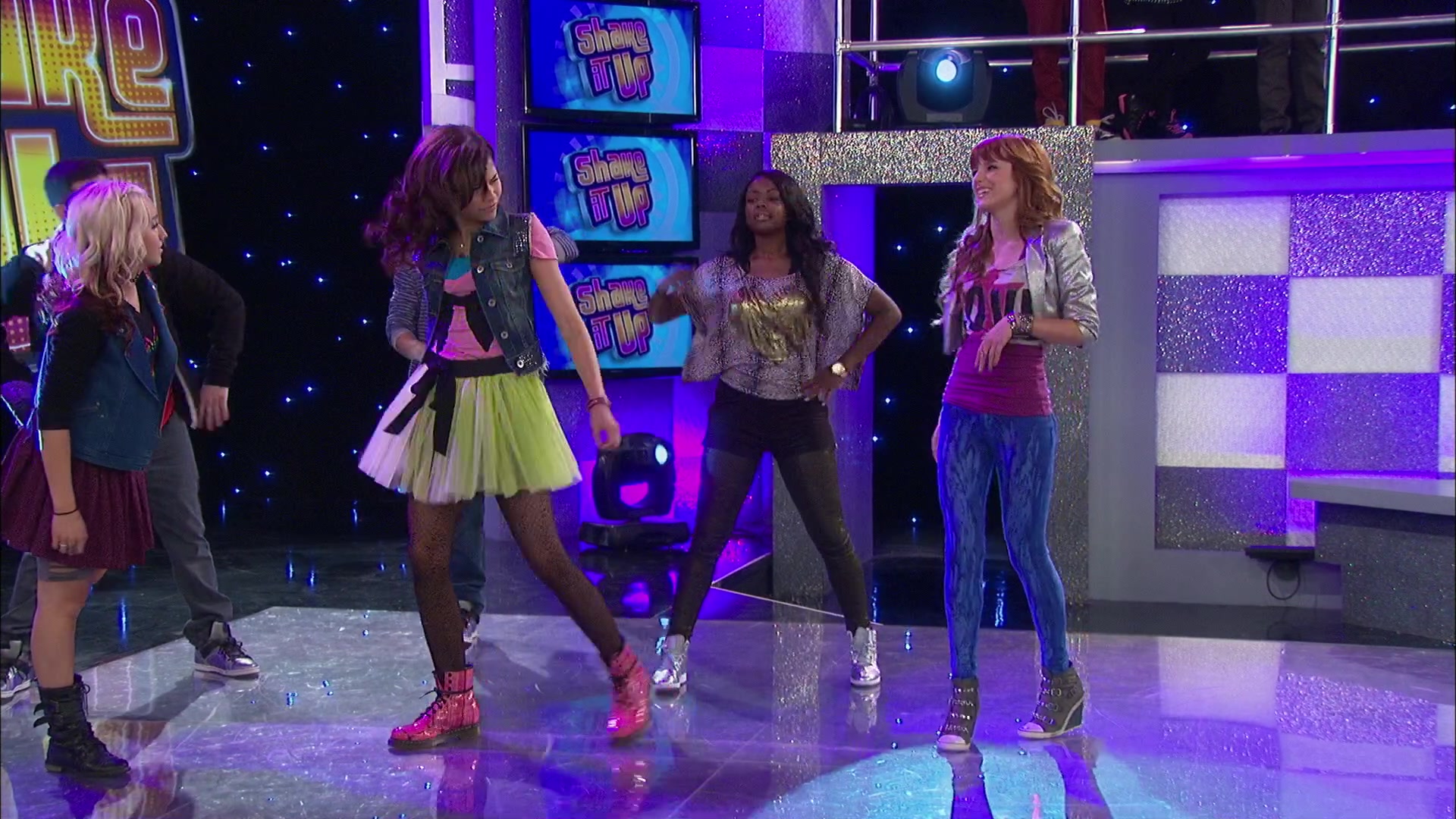 Shake_It_Up_S02E05_Doctor_It_Up_1080p_BTD_001501.jpg Shake_It_Up_S02E05_Doctor_It_Up_1080p_BTD_001501.jpg