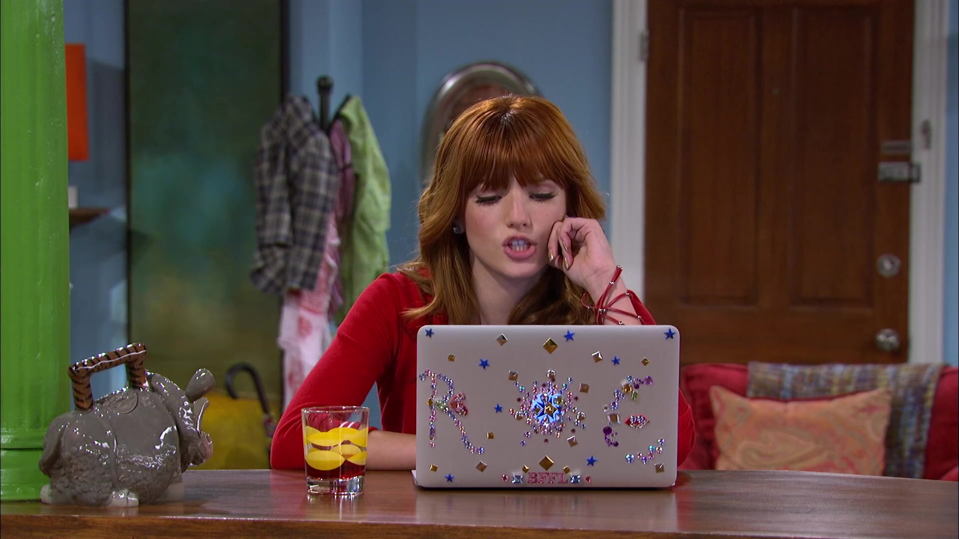 Shake_It_Up_S02E06_Review_It_Up_1080p_BTD_000162.jpg Shake_It_Up_S02E06_Review_It_Up_1080p_BTD_000162.jpg