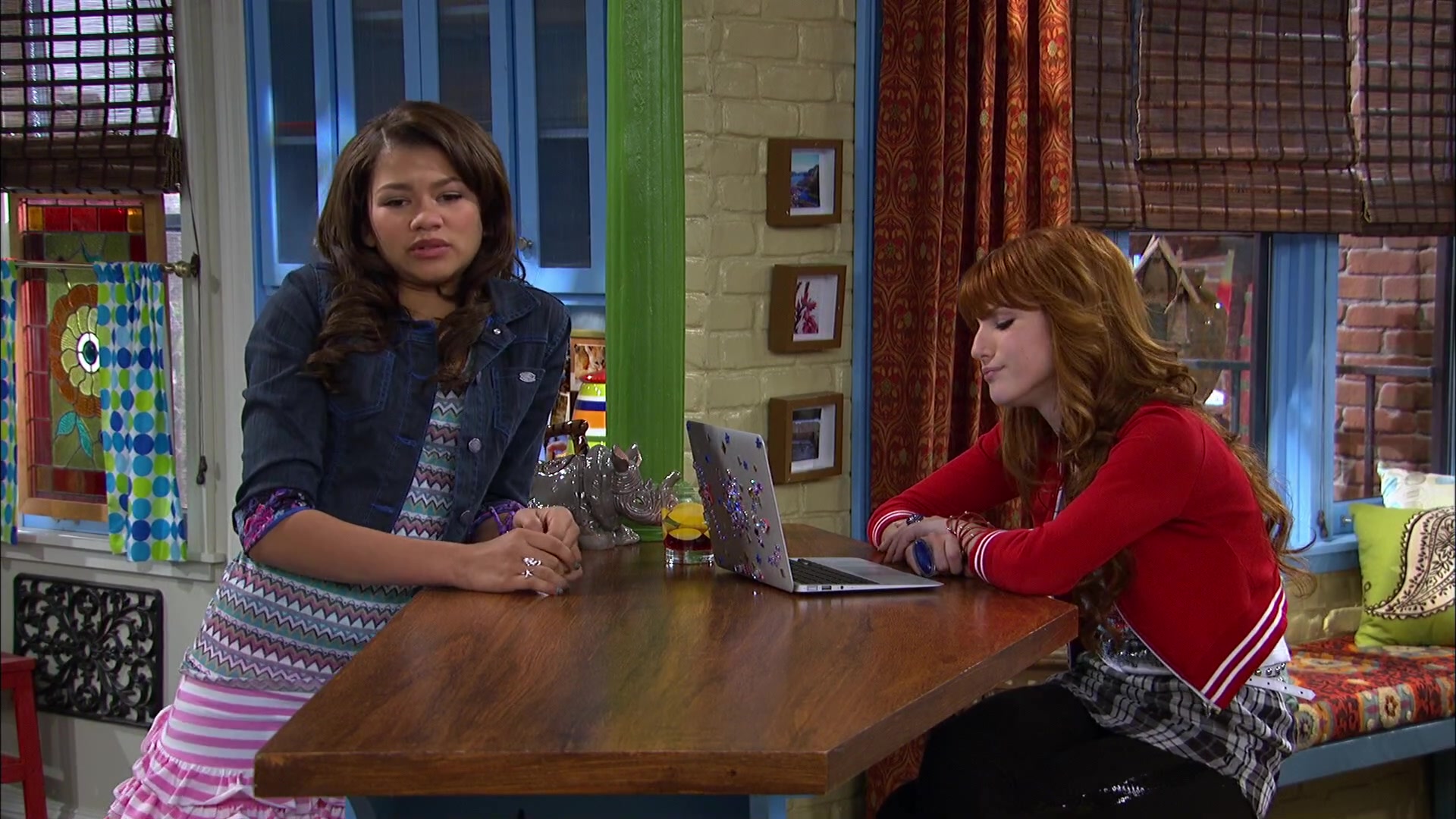Shake_It_Up_S02E06_Review_It_Up_1080p_BTD_000183.jpg Shake_It_Up_S02E06_Review_It_Up_1080p_BTD_000183.jpg