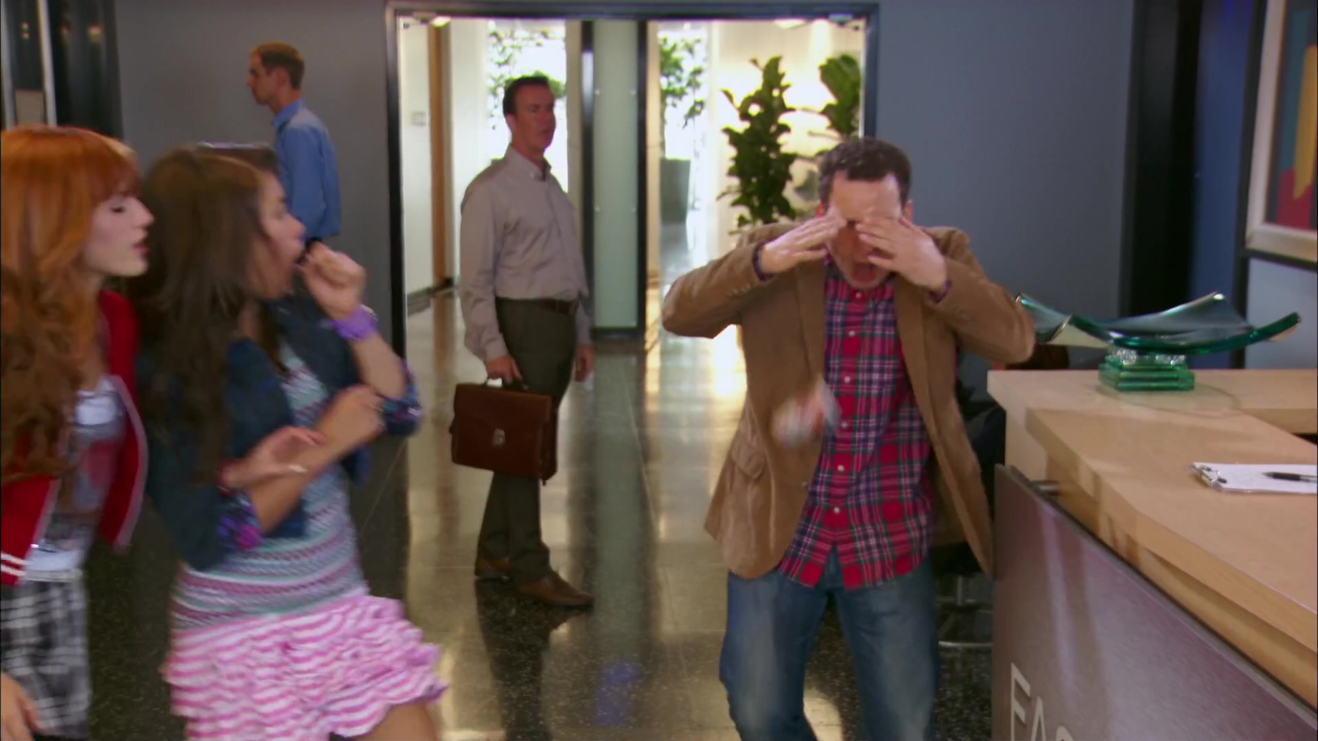 Shake_It_Up_S02E06_Review_It_Up_1080p_BTD_000733.jpg Shake_It_Up_S02E06_Review_It_Up_1080p_BTD_000733.jpg
