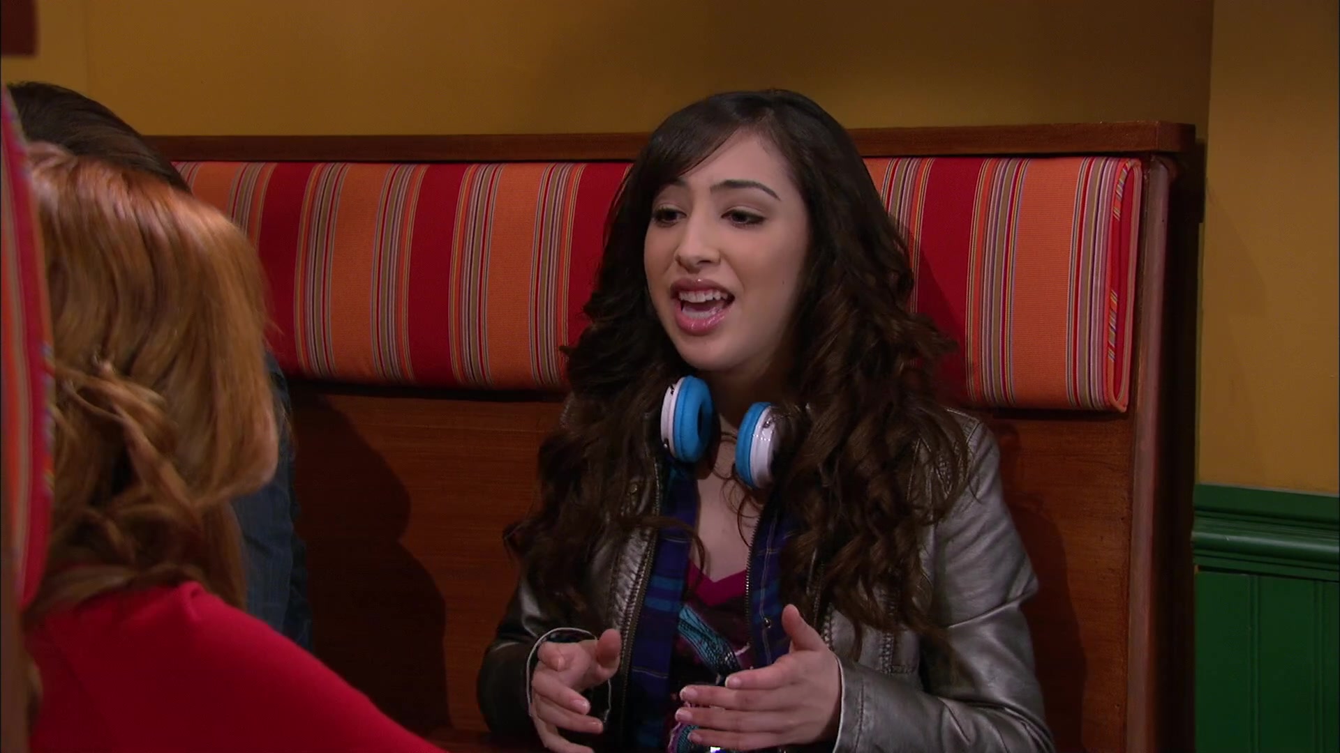 Shake_It_Up_S02E06_Review_It_Up_1080p_BTD_000805.jpg Shake_It_Up_S02E06_Review_It_Up_1080p_BTD_000805.jpg
