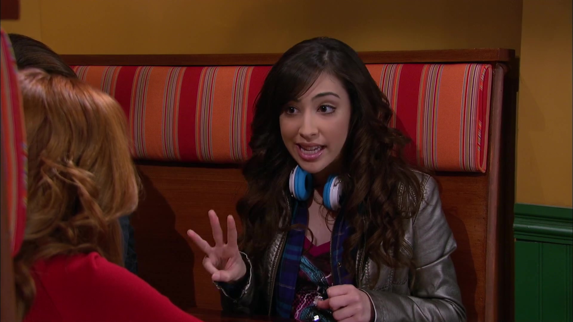 Shake_It_Up_S02E06_Review_It_Up_1080p_BTD_000813.jpg Shake_It_Up_S02E06_Review_It_Up_1080p_BTD_000813.jpg