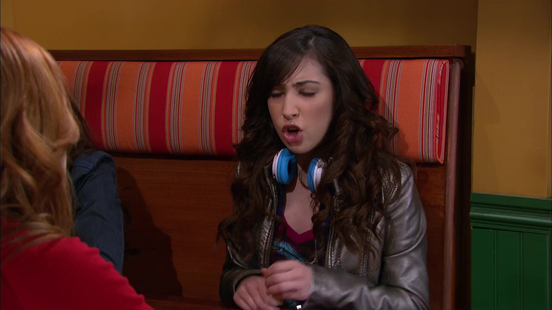 Shake_It_Up_S02E06_Review_It_Up_1080p_BTD_000857.jpg Shake_It_Up_S02E06_Review_It_Up_1080p_BTD_000857.jpg