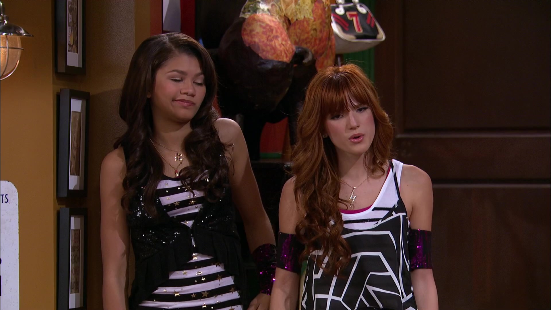Shake_It_Up_S02E06_Review_It_Up_1080p_BTD_002923.jpg
