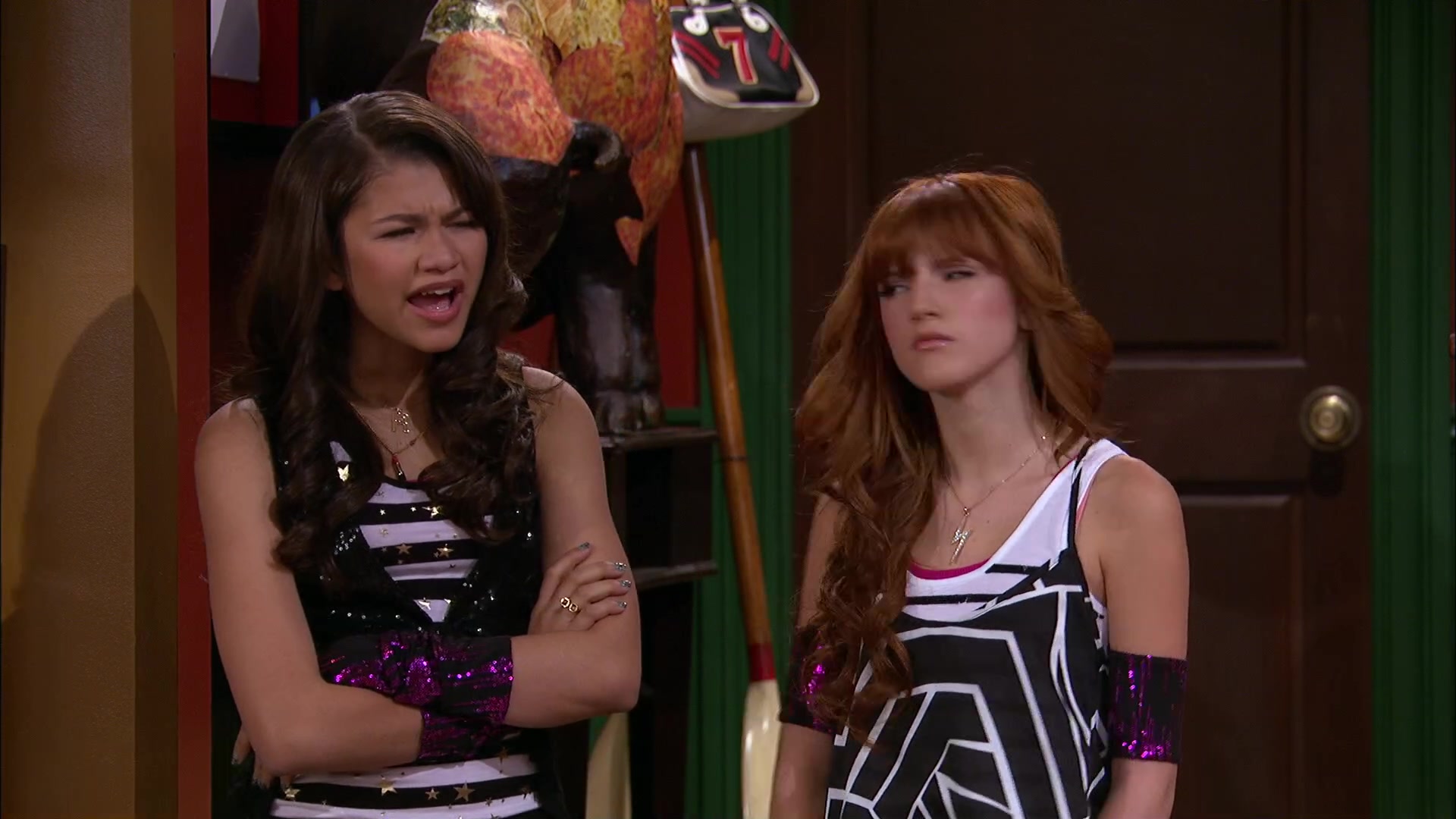 Shake_It_Up_S02E06_Review_It_Up_1080p_BTD_002959.jpg Shake_It_Up_S02E06_Review_It_Up_1080p_BTD_002959.jpg