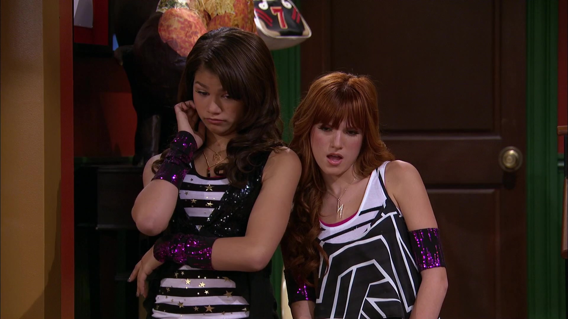 Shake_It_Up_S02E06_Review_It_Up_1080p_BTD_003000.jpg Shake_It_Up_S02E06_Review_It_Up_1080p_BTD_003000.jpg