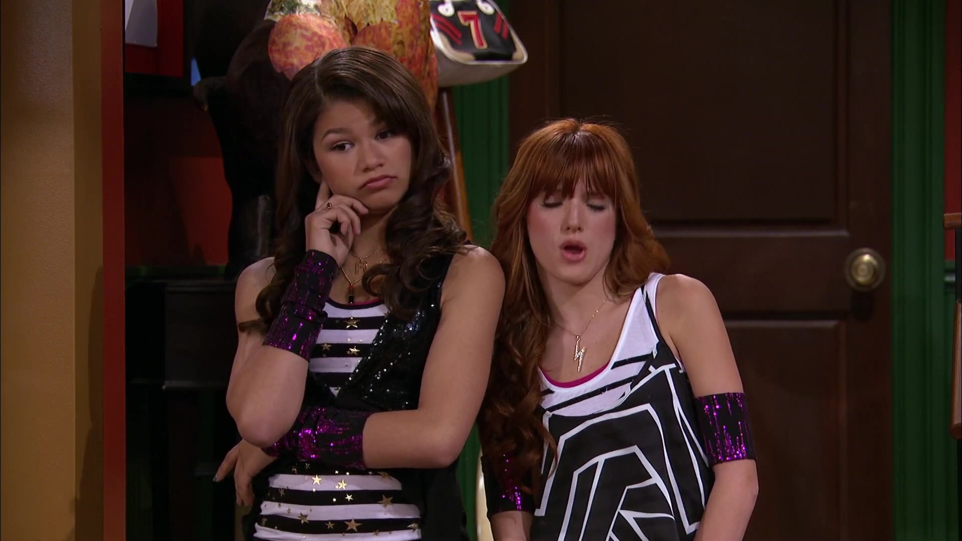Shake_It_Up_S02E06_Review_It_Up_1080p_BTD_003005.jpg