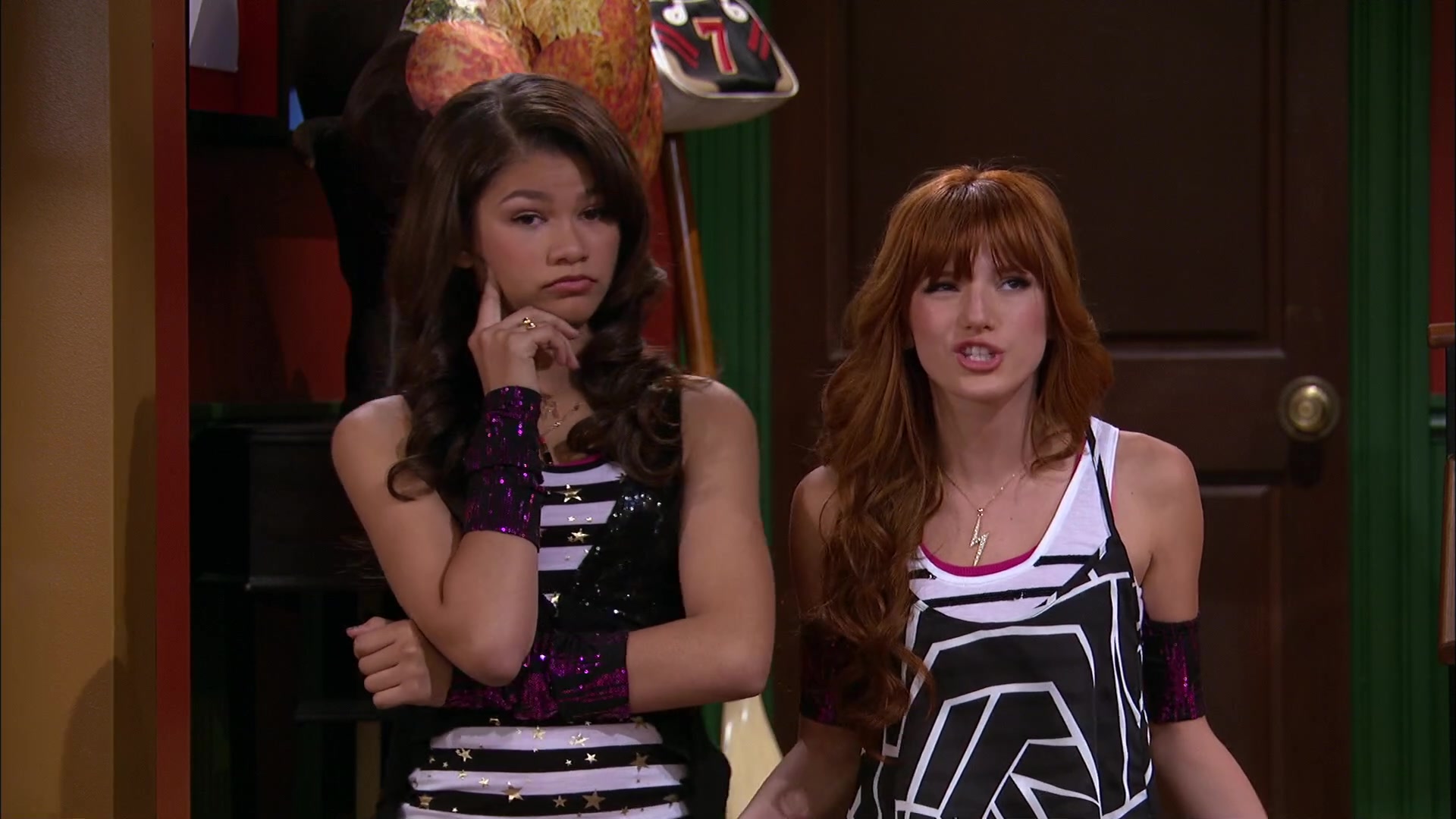 Shake_It_Up_S02E06_Review_It_Up_1080p_BTD_003010.jpg Shake_It_Up_S02E06_Review_It_Up_1080p_BTD_003010.jpg