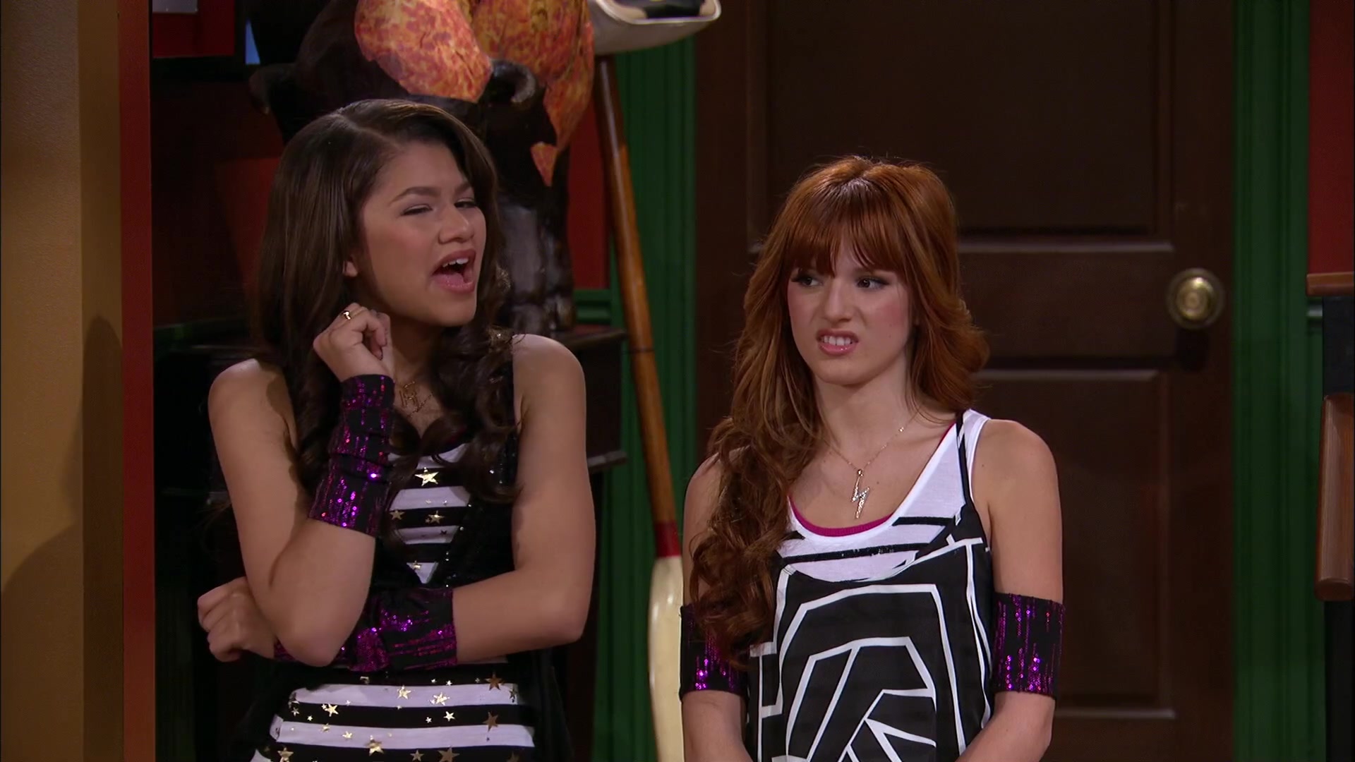 Shake_It_Up_S02E06_Review_It_Up_1080p_BTD_003057.jpg Shake_It_Up_S02E06_Review_It_Up_1080p_BTD_003057.jpg