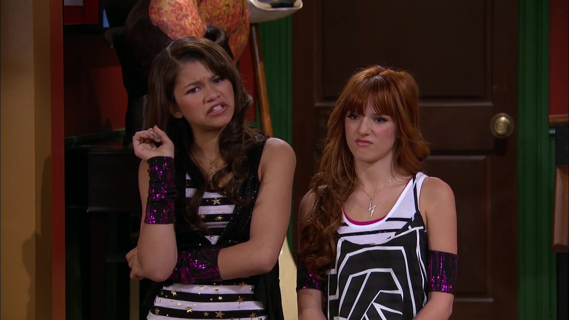 Shake_It_Up_S02E06_Review_It_Up_1080p_BTD_003072.jpg