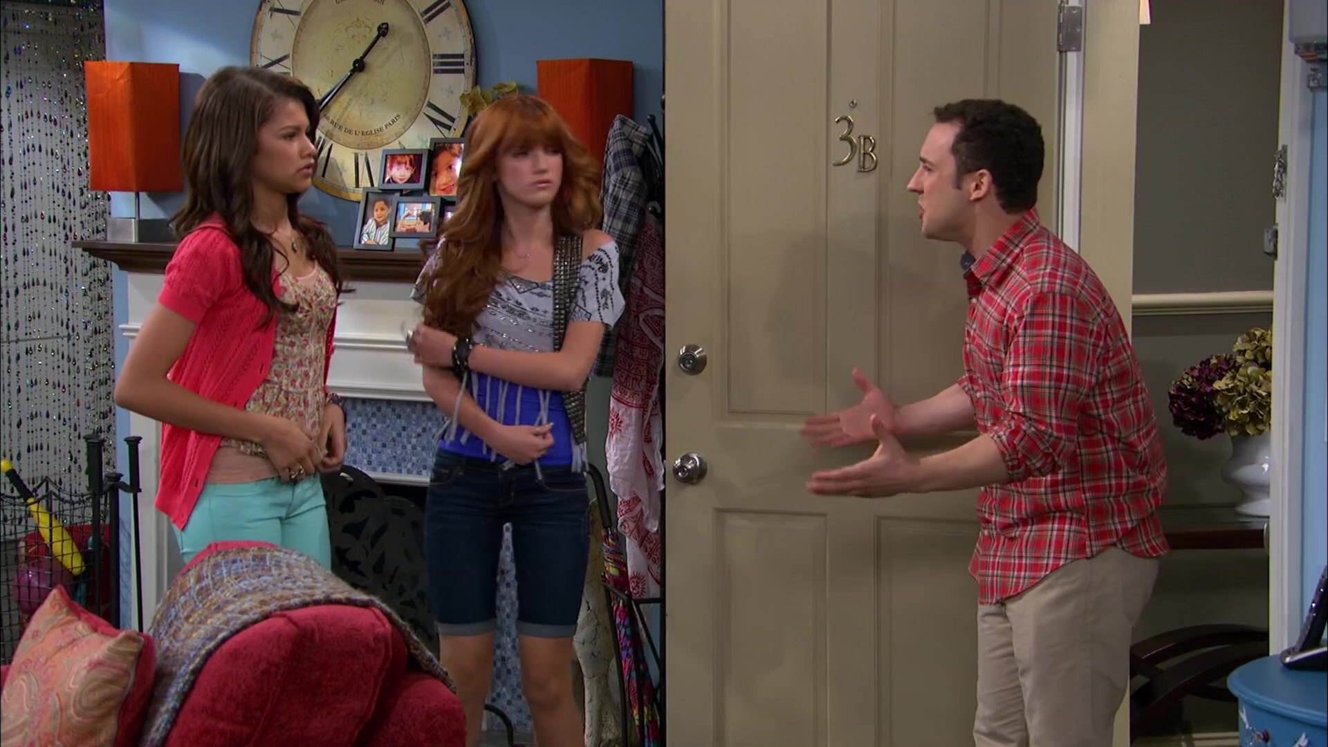Shake_It_Up_S02E06_Review_It_Up_1080p_BTD_003106.jpg Shake_It_Up_S02E06_Review_It_Up_1080p_BTD_003106.jpg