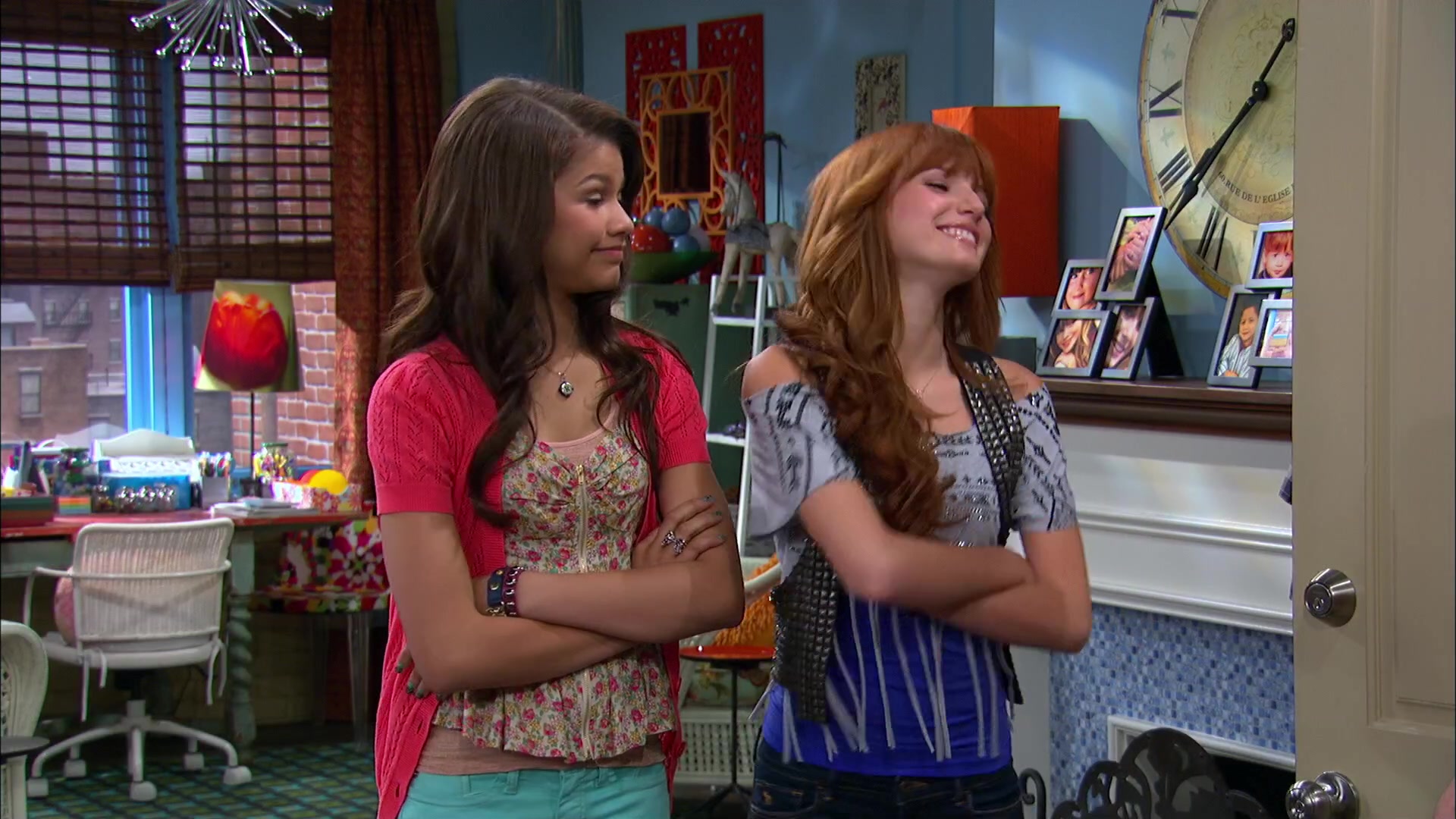 Shake_It_Up_S02E06_Review_It_Up_1080p_BTD_003151.jpg Shake_It_Up_S02E06_Review_It_Up_1080p_BTD_003151.jpg