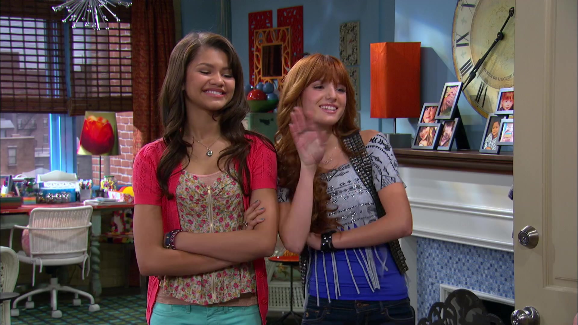 Shake_It_Up_S02E06_Review_It_Up_1080p_BTD_003165.jpg Shake_It_Up_S02E06_Review_It_Up_1080p_BTD_003165.jpg