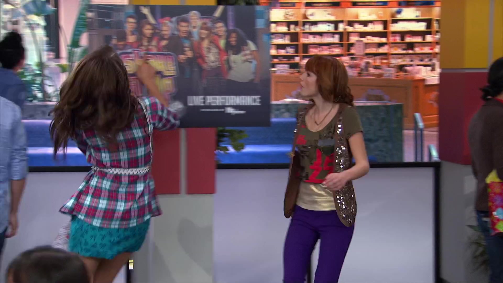 Shake_It_Up_S02E08_Auction_It_Up_1080p_BTD_000392.jpg