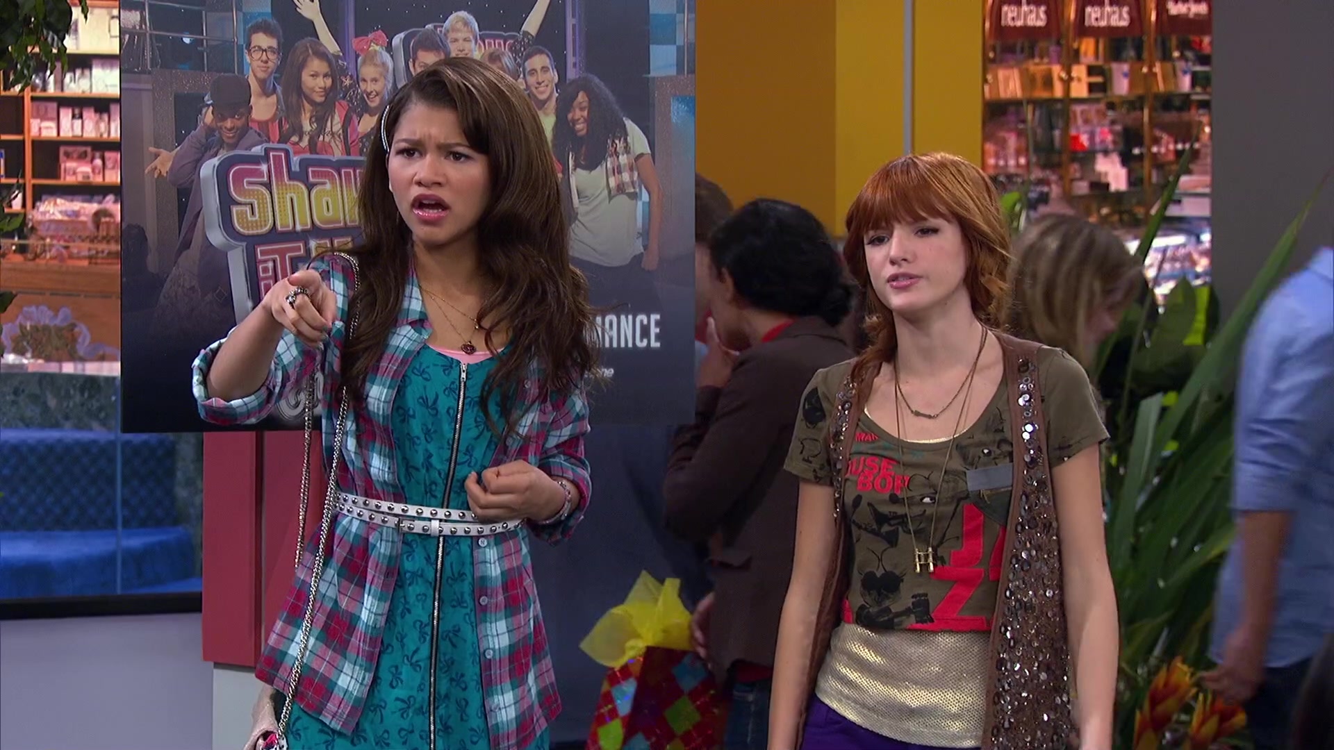 Shake_It_Up_S02E08_Auction_It_Up_1080p_BTD_000407.jpg