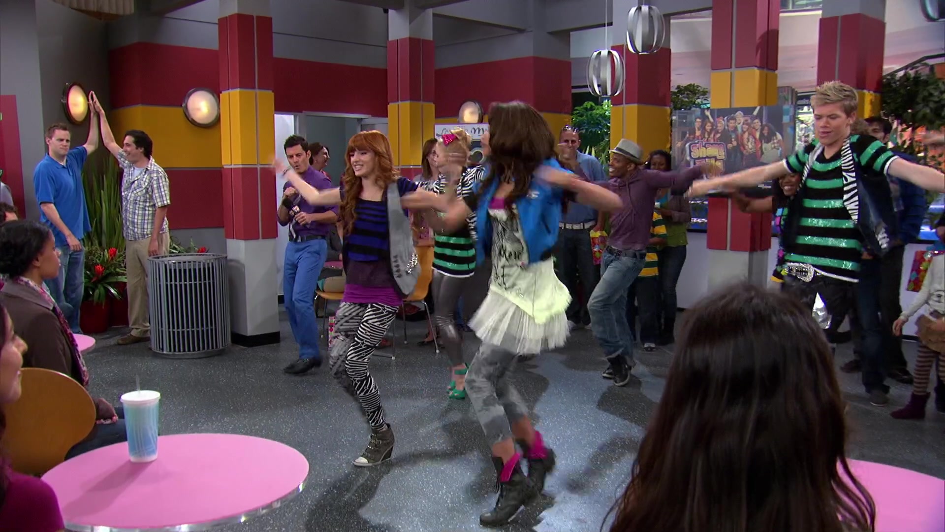 Shake_It_Up_S02E08_Auction_It_Up_1080p_BTD_001600.jpg