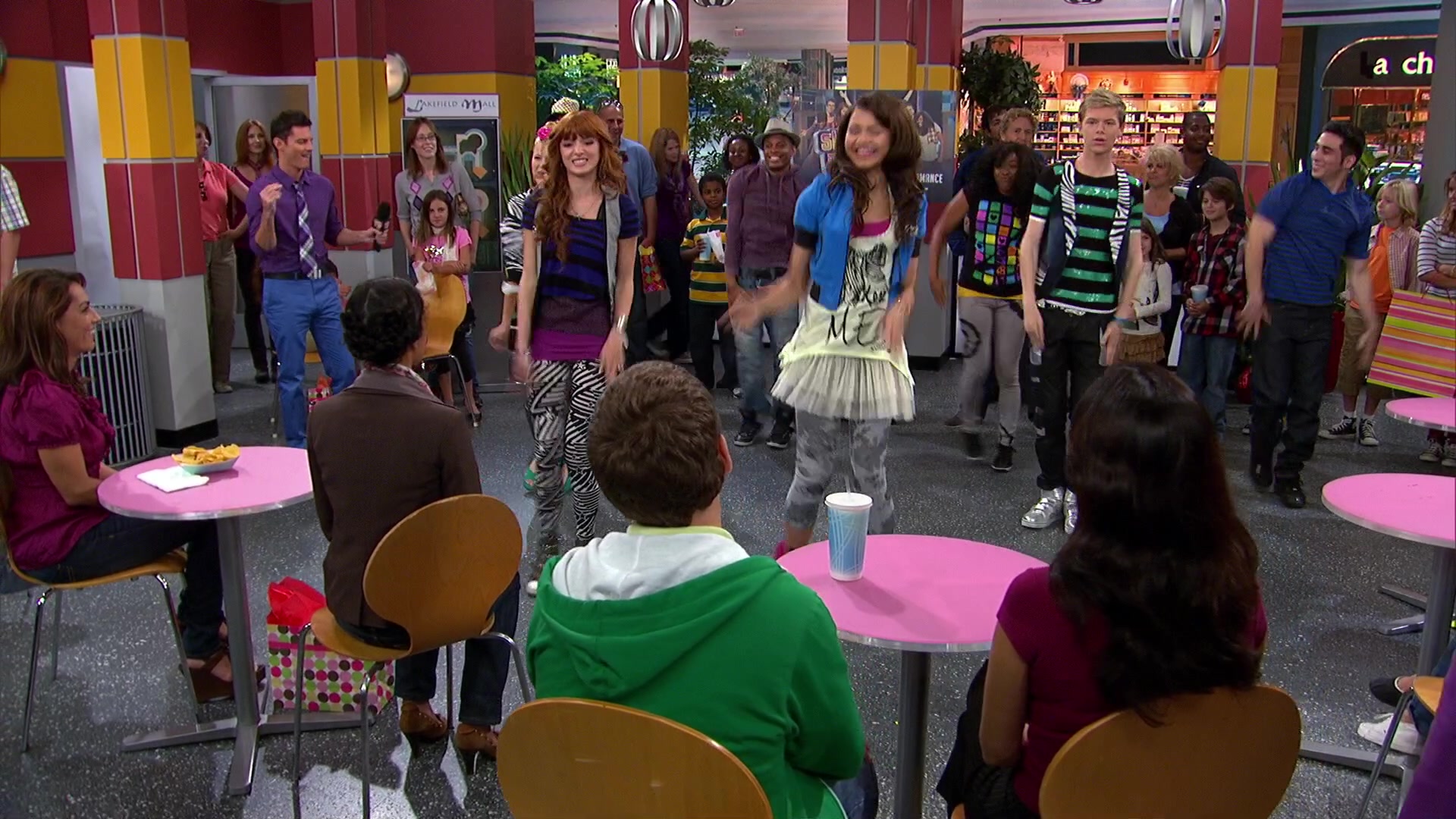 Shake_It_Up_S02E08_Auction_It_Up_1080p_BTD_001611.jpg Shake_It_Up_S02E08_Auction_It_Up_1080p_BTD_001611.jpg